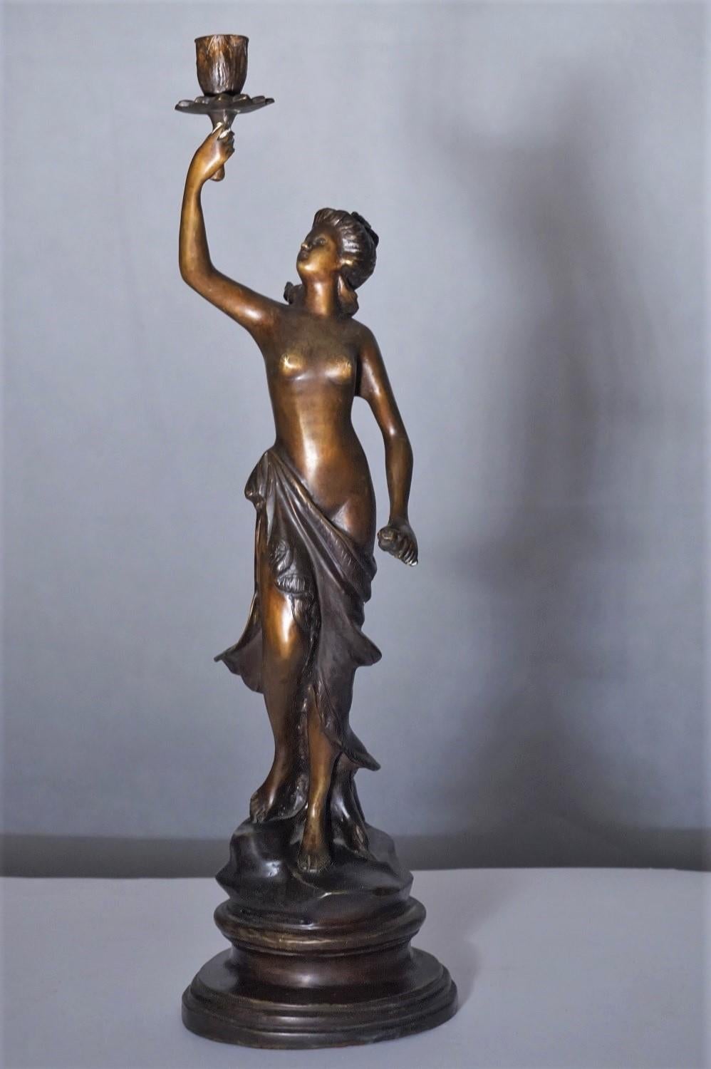 Paar französische patinierte Bronzeskulpturen-Kandelaber-Kerzenhalter aus dem 19. Jahrhundert im Zustand „Gut“ im Angebot in Frankfurt am Main, DE