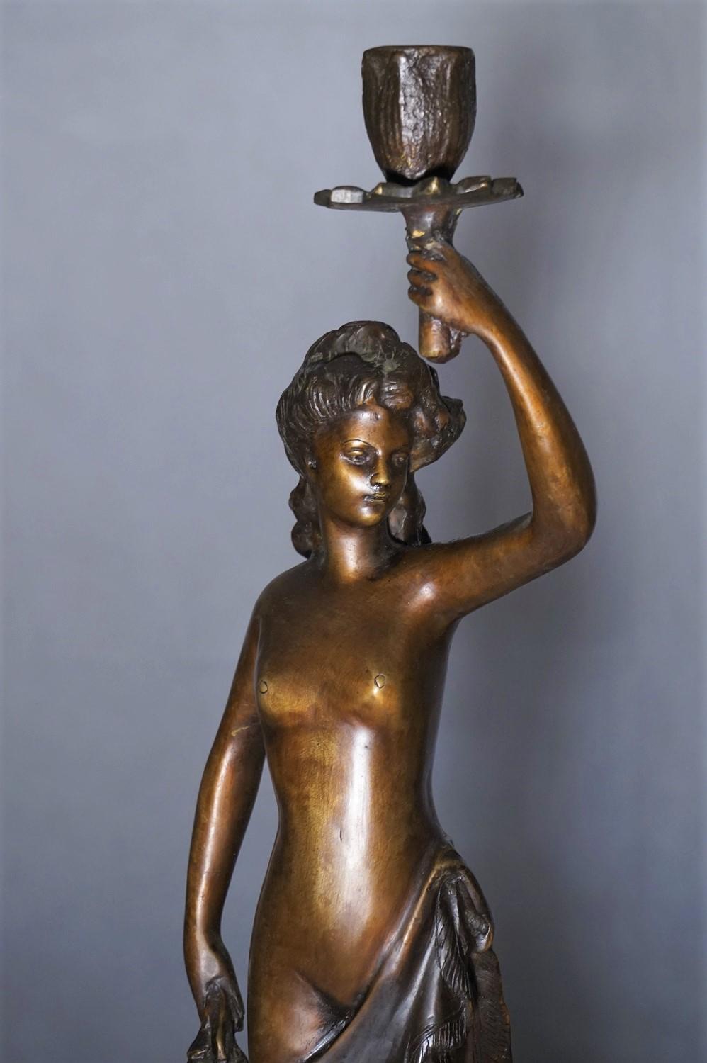 XIXe siècle Paire de bougeoirs à chandeliers en bronze patiné du 19ème siècle représentant des sculptures françaises en vente