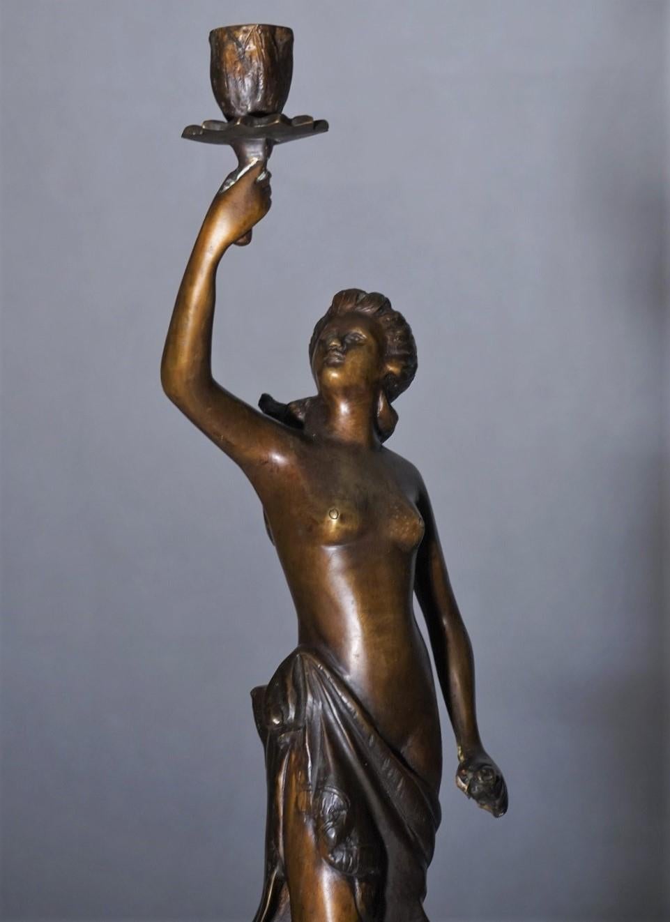 Paar französische patinierte Bronzeskulpturen-Kandelaber-Kerzenhalter aus dem 19. Jahrhundert im Angebot 2