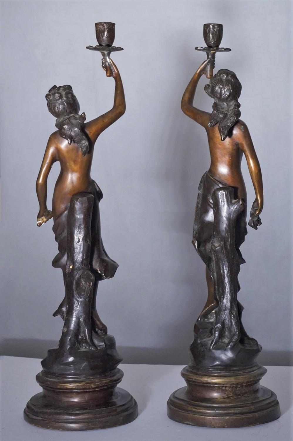 Paar französische patinierte Bronzeskulpturen-Kandelaber-Kerzenhalter aus dem 19. Jahrhundert im Angebot 3