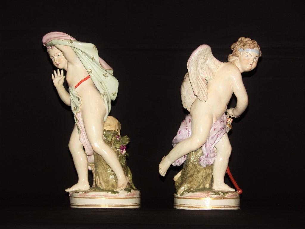 XIXe siècle, paire de sculptures françaises en porcelaine polychrome représentant Cupidon et Psyché

Les délicieuses sculptures, en porcelaine polychrome peinte à la main à Strasbourg au XIXe siècle, représentent l'amour et la psyché.
La légende