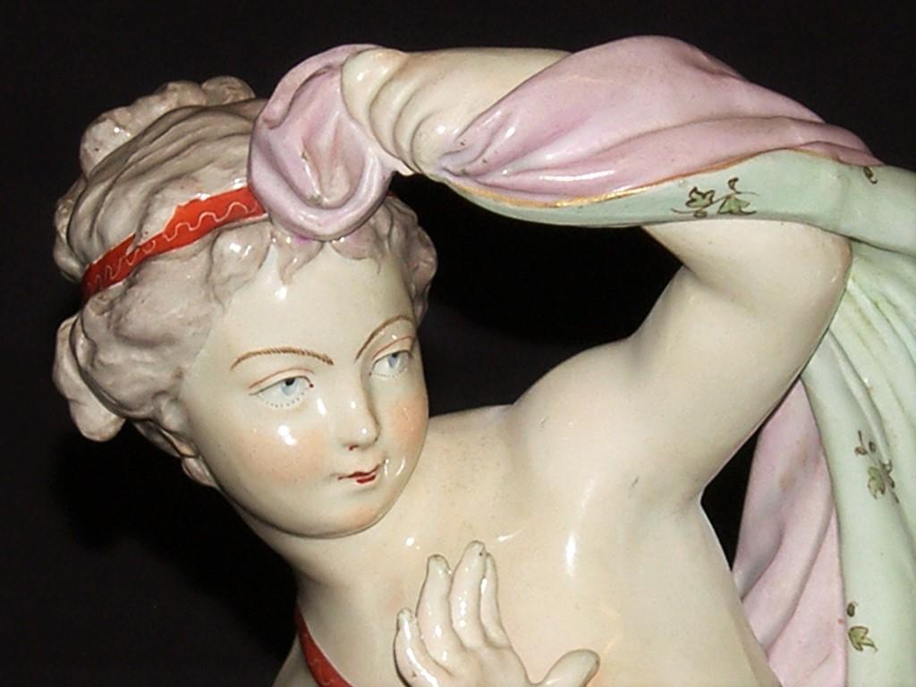Paar französische Porzellanskulpturen des 19. Jahrhunderts mit der Darstellung von Amor und Psyche (Handbemalt) im Angebot