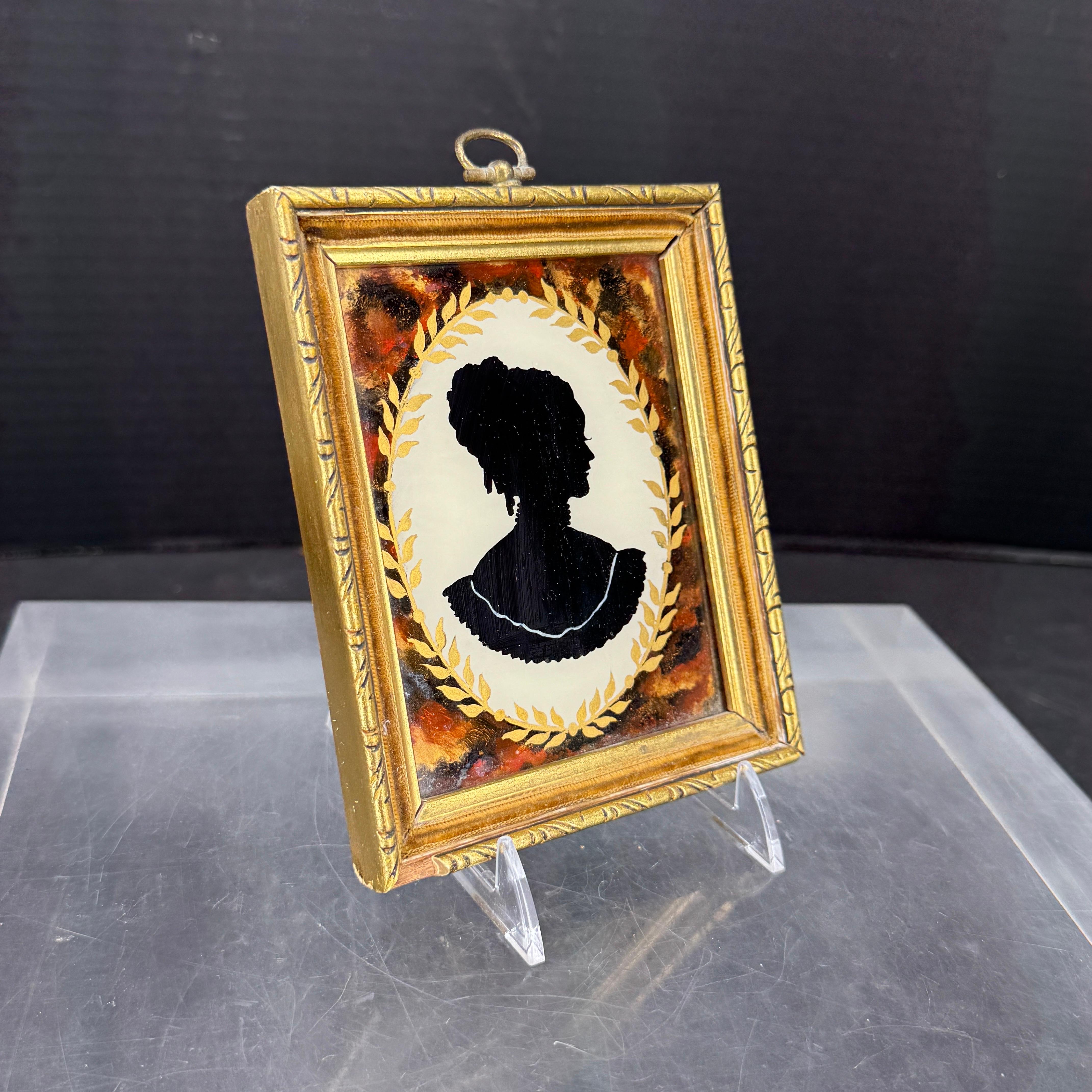 Siglo XIX Pareja de Siluetas de Perfil Francesas Pintadas al Reverso Arte Dorado en venta