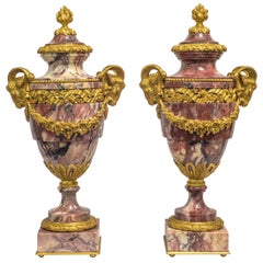 Paar französische Urnen aus rotem Marmor und vergoldeter Bronze aus dem 19. Jahrhundert