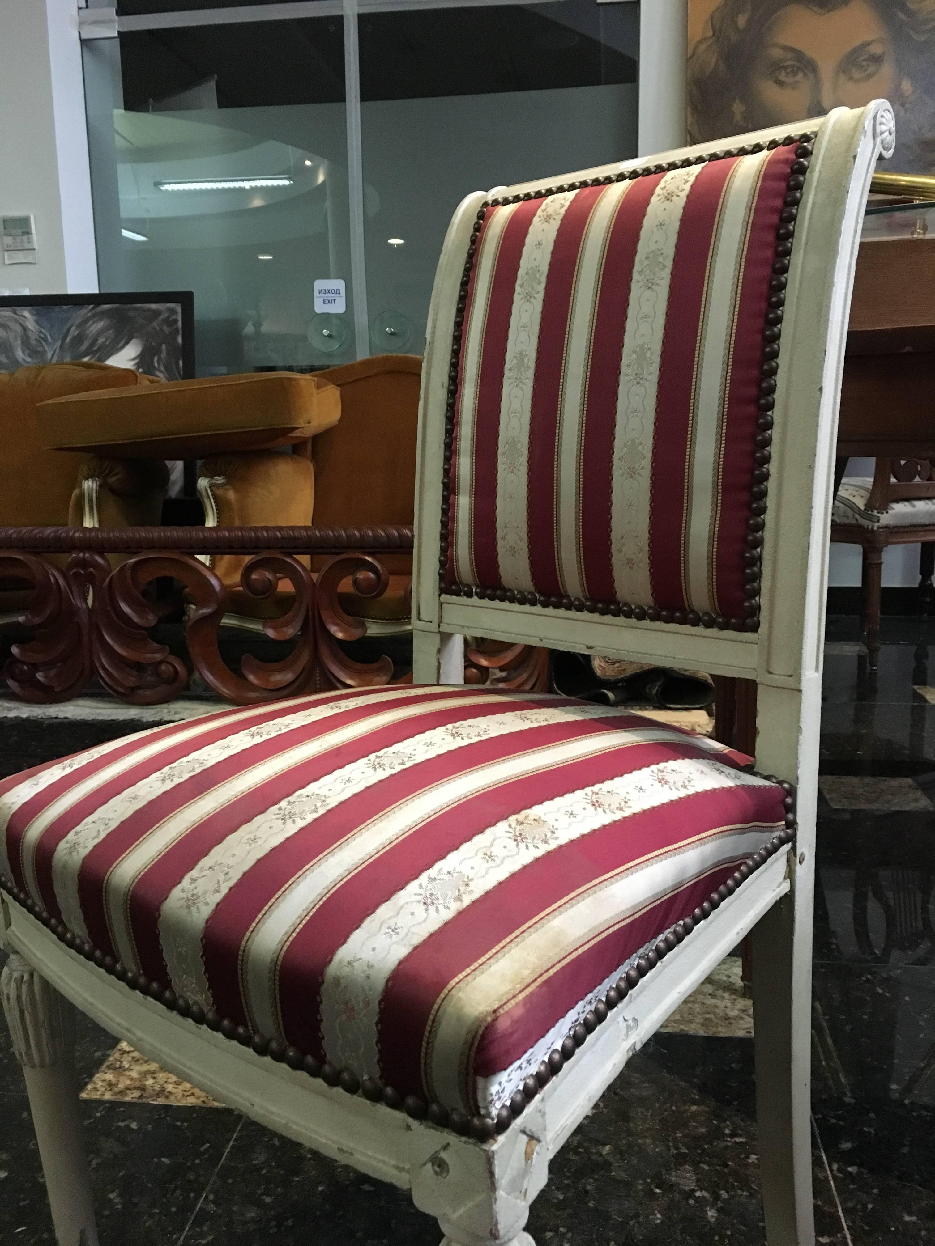 Paire de chaises d'appoint françaises de style Louis XVI en bois sculpté peint en beige avec tapisserie en soie rayée,
vers 1890.