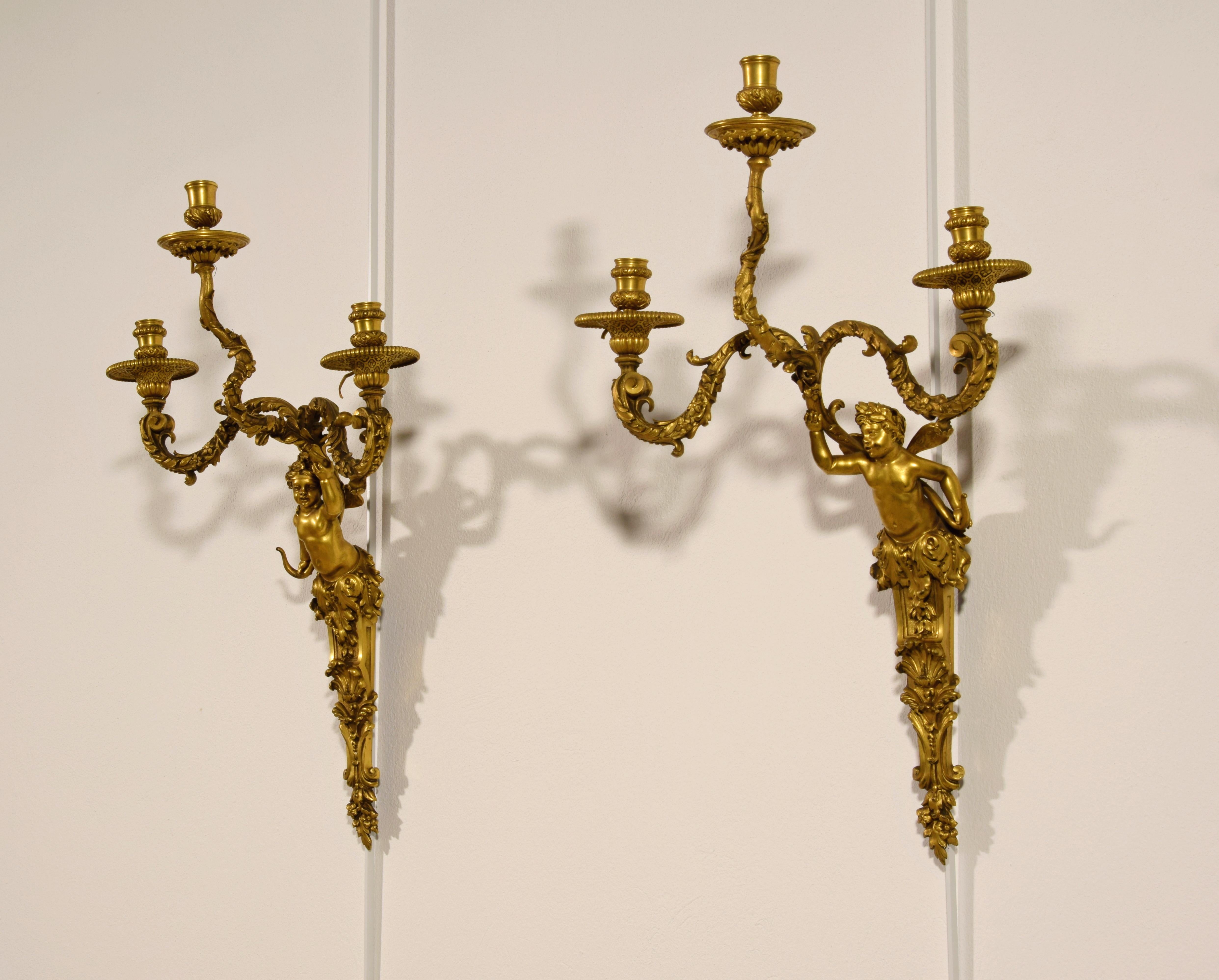 Französische dreiflammige Wandleuchter aus vergoldeter Bronze, 19. Jahrhundert, Paar (Vergoldet) im Angebot