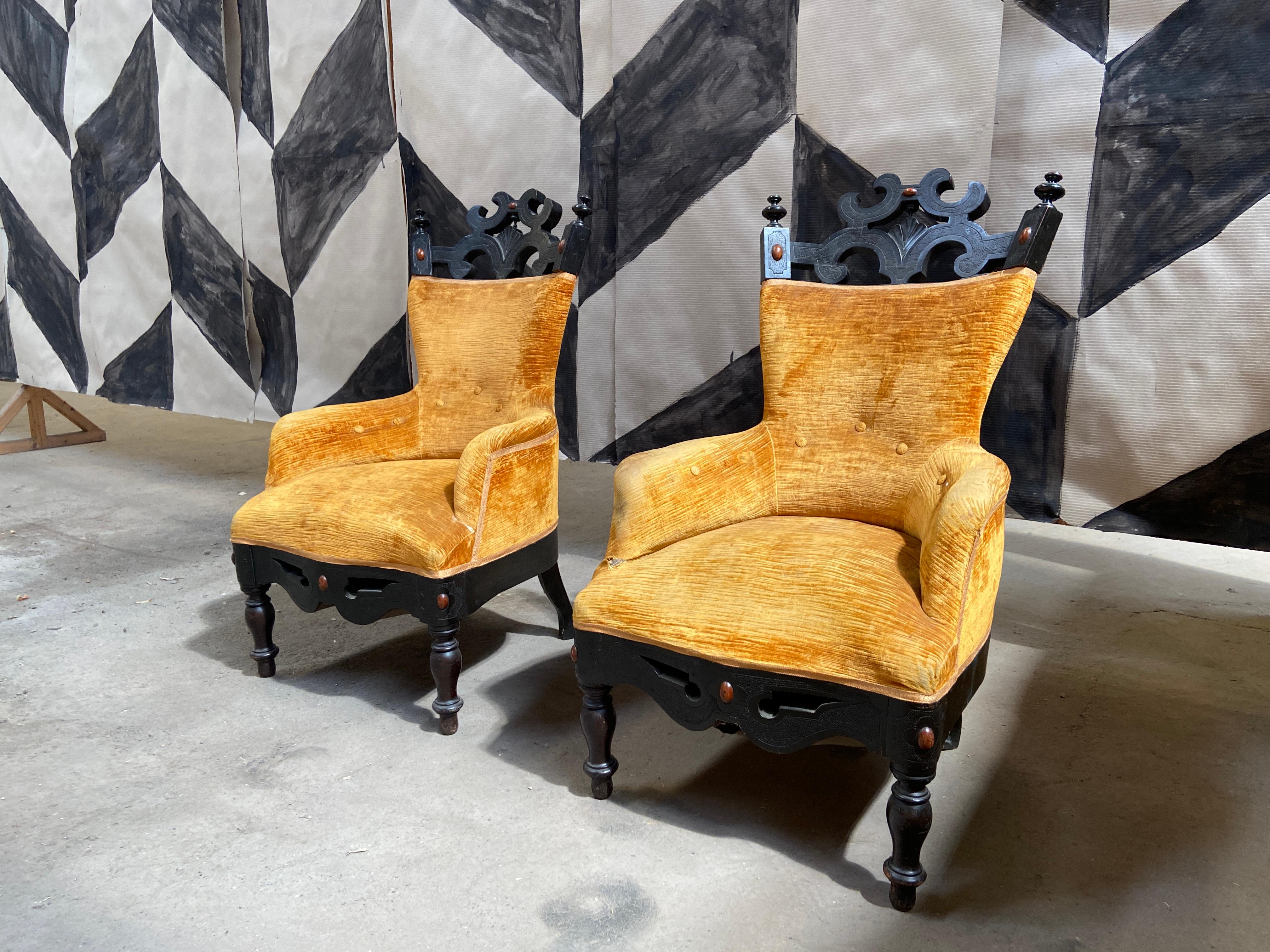 Français Paire de fauteuils en velours français du 19ème siècle avec bois ébénisé en vente