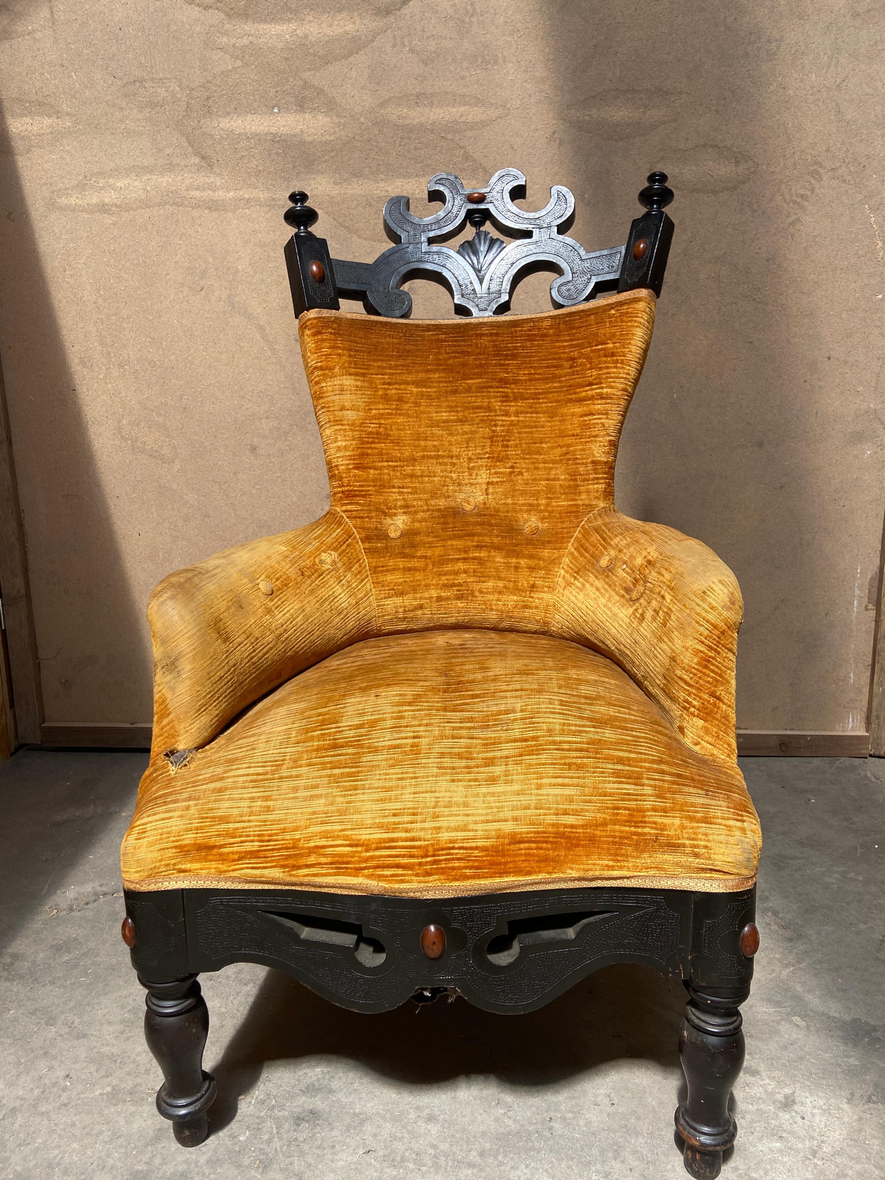 Fin du XIXe siècle Paire de fauteuils en velours français du 19ème siècle avec bois ébénisé en vente