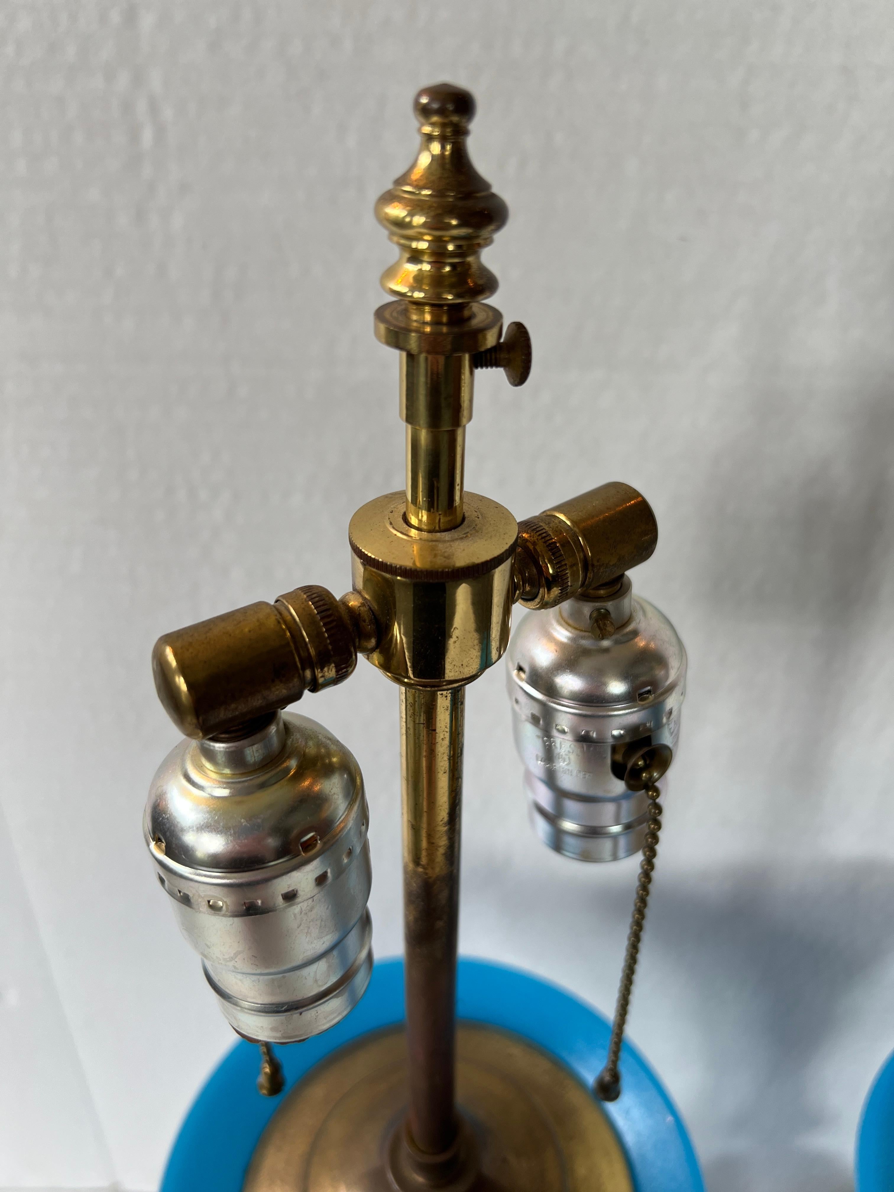 Paire de vases en verre opalin français du 19ème siècle convertis en lampes Excellent état - En vente à Mt Kisco, NY