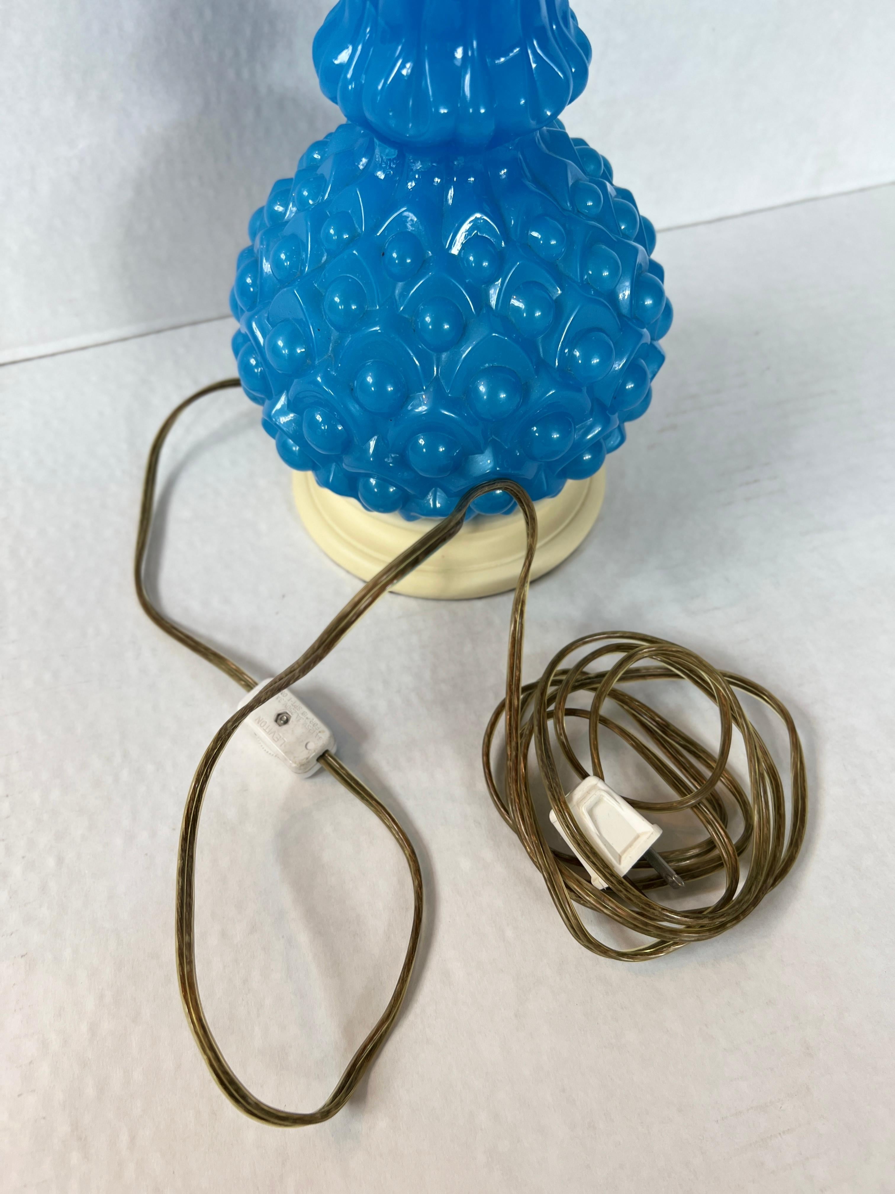 Paire de vases en verre opalin français du 19ème siècle convertis en lampes en vente 3