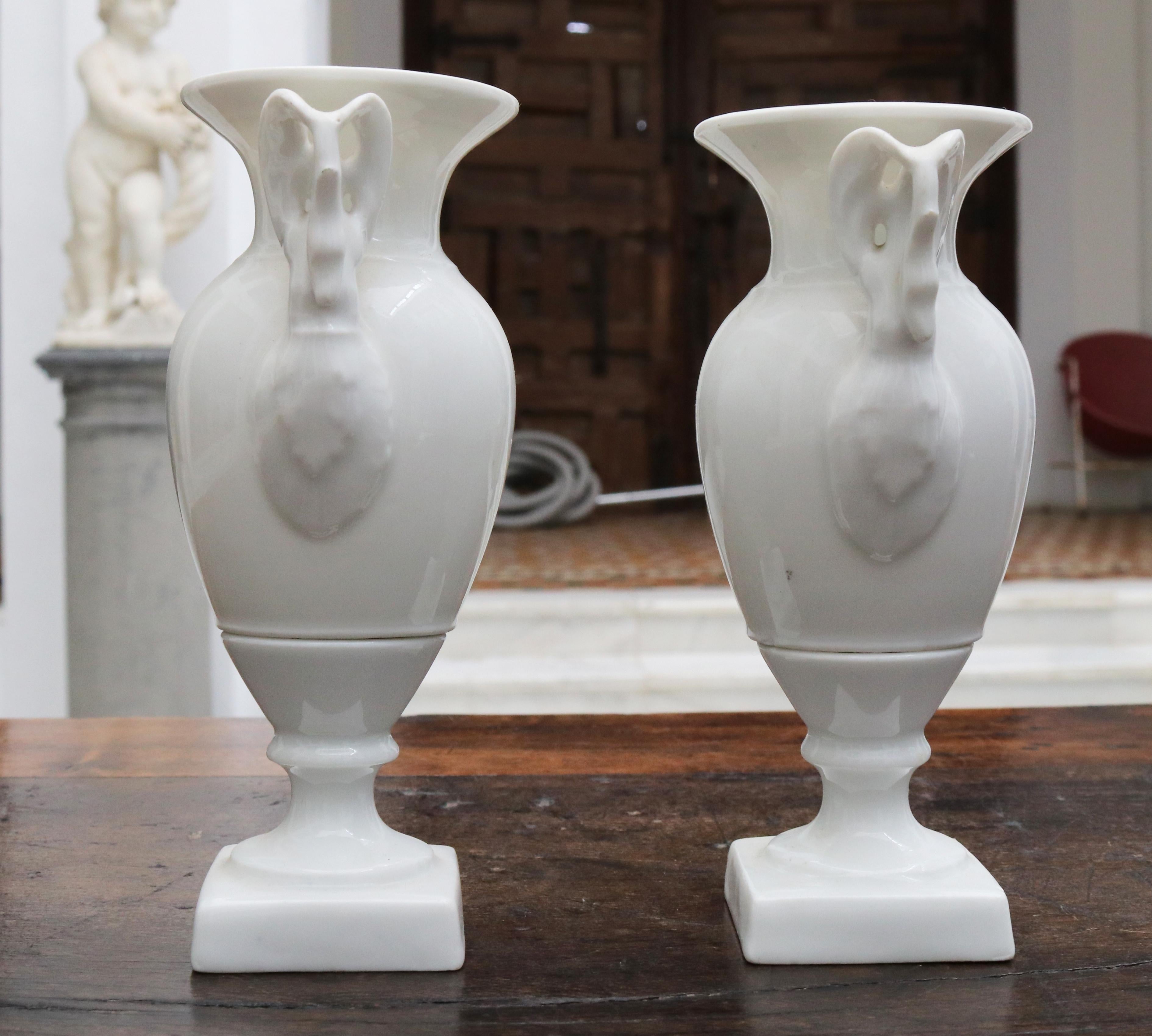 19th Century Pair of French White Porcelain Vases with Swam Shaped Handles In Good Condition In Marbella, ES