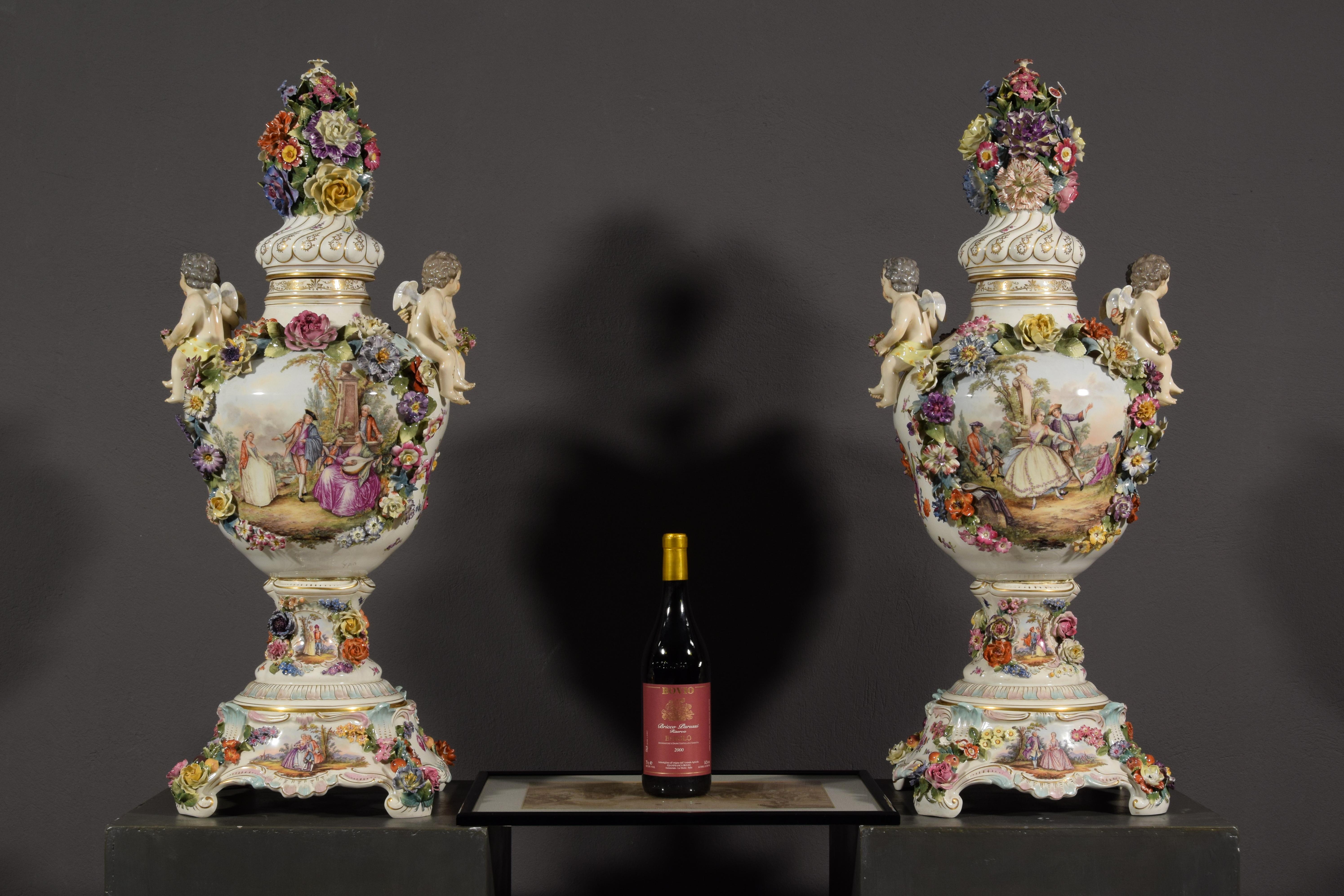 Paire de vases en porcelaine polychrome allemande du 19ème siècle en vente 3