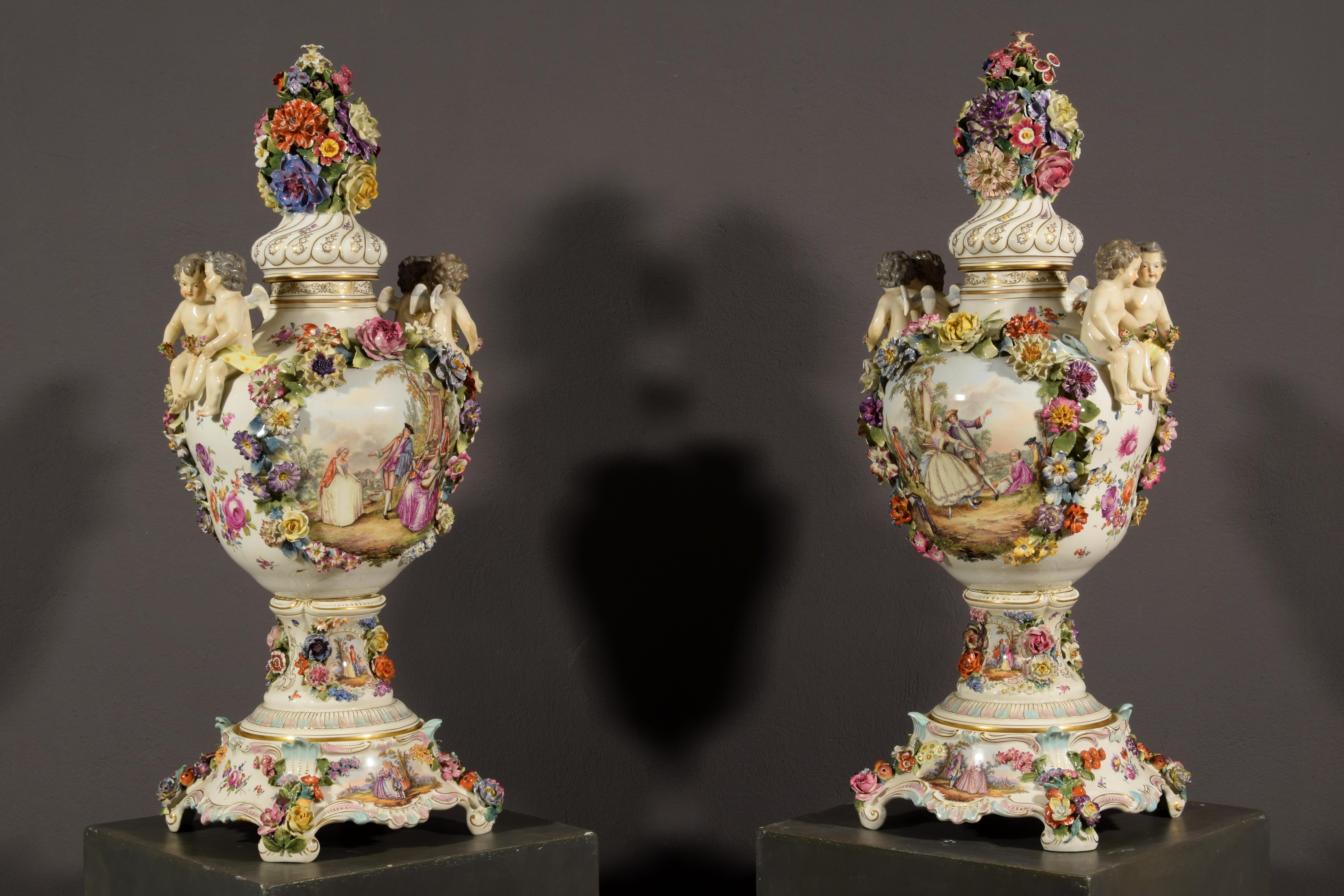 Paar deutsche polychrome Porzellanvasen des 19. Jahrhunderts (Louis XV.) im Angebot