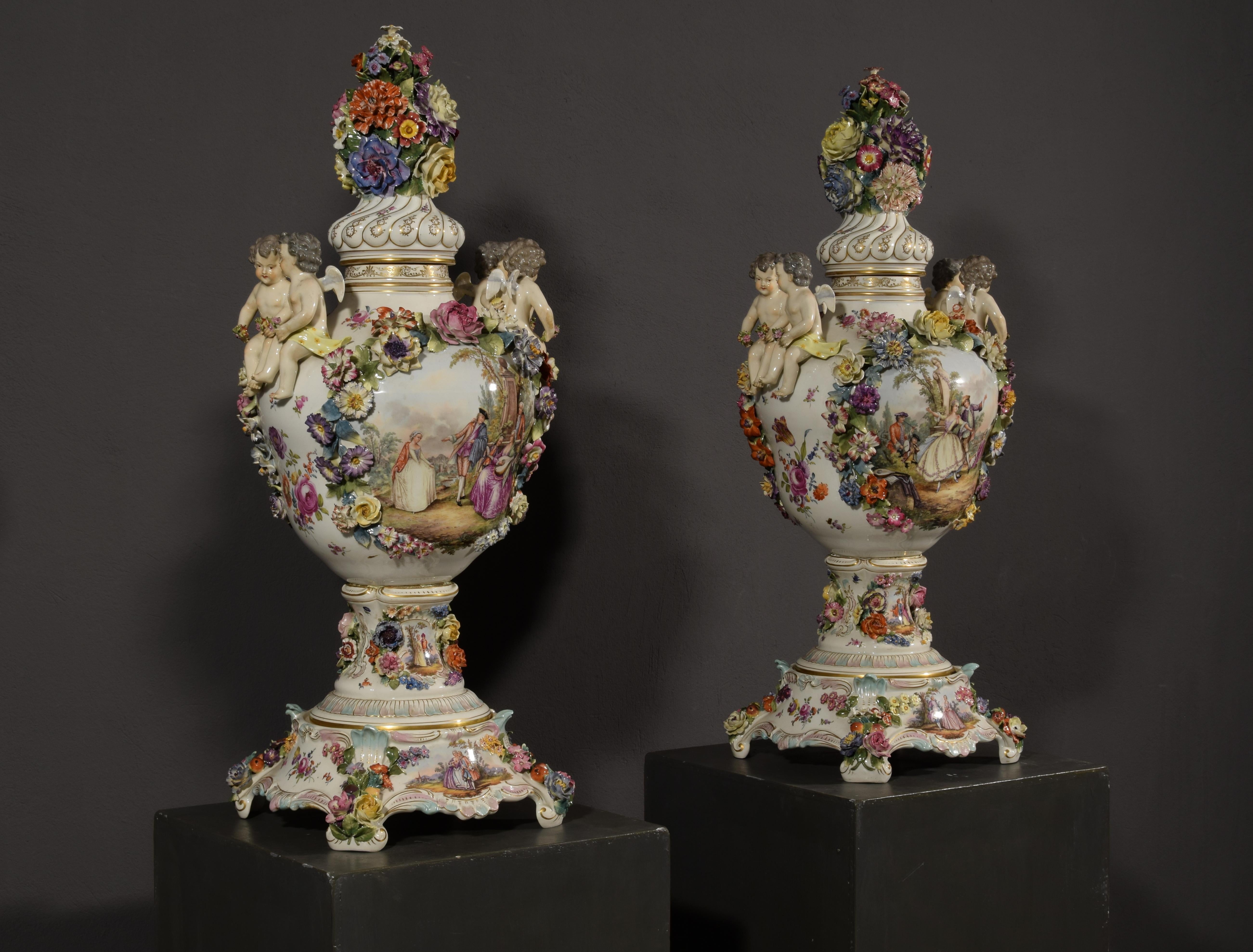 Peint à la main Paire de vases en porcelaine polychrome allemande du 19ème siècle en vente