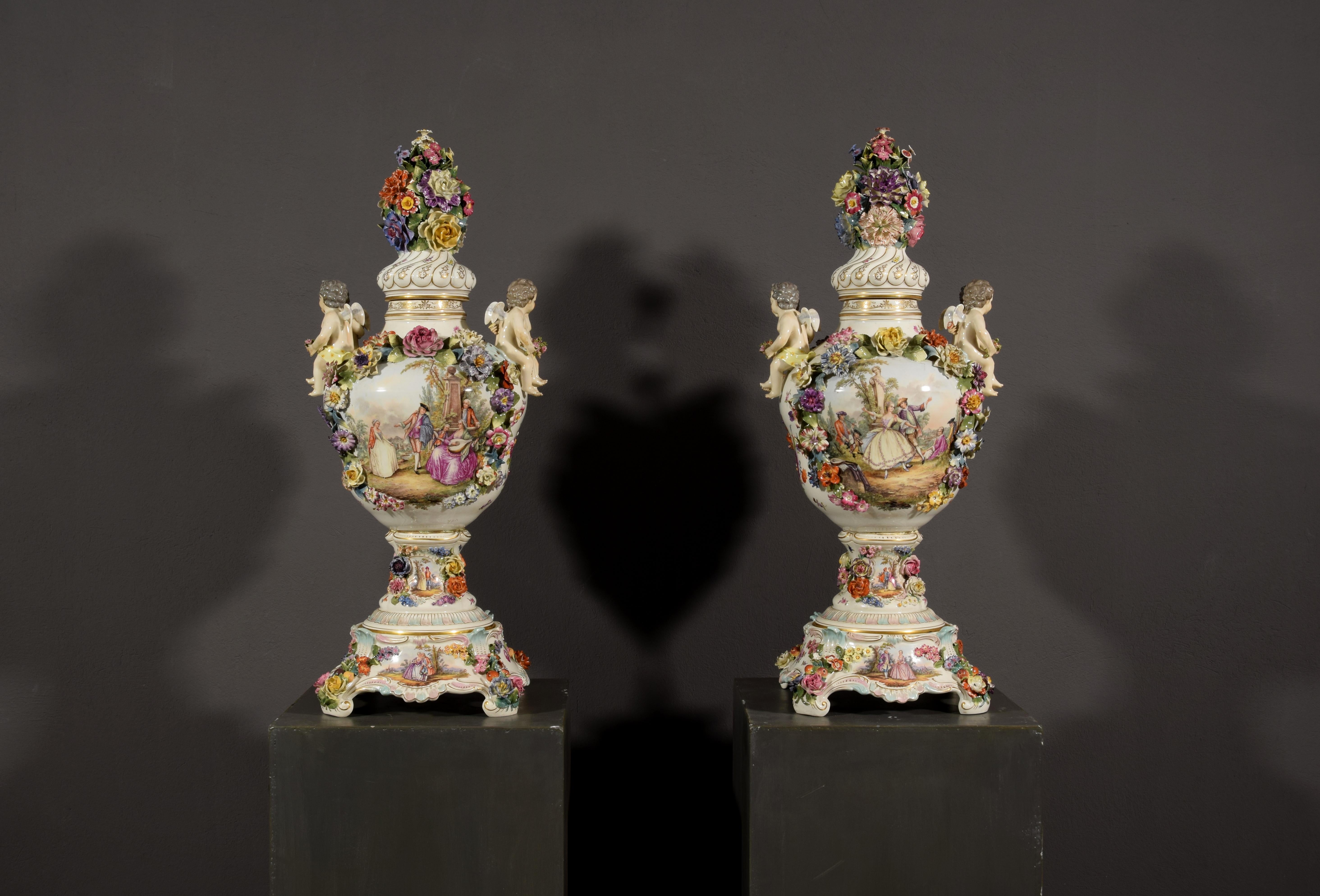 Paire de vases en porcelaine polychrome allemande du 19ème siècle en vente 2