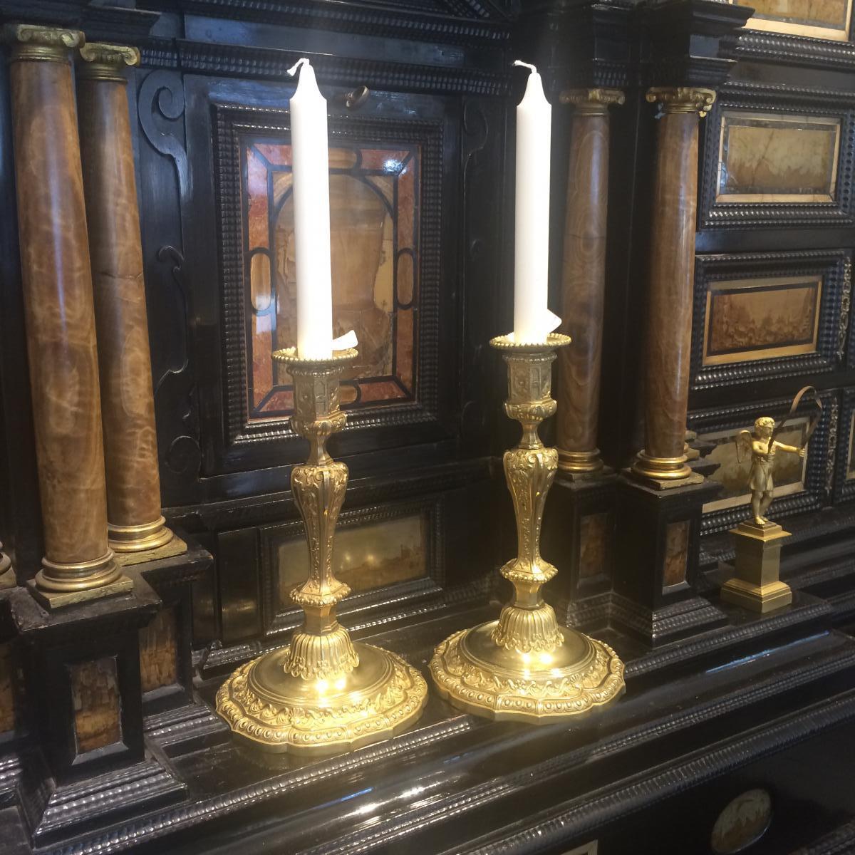 Wir freuen uns, Ihnen dieses wunderbare Paar vergoldeter Bronze-Kerzenhalter im Stil Ludwigs XV. aus der Zeit Napoleons III. präsentieren zu können. Diese kunstvoll verzierten Kerzenhalter mit Motiven, die an den Louis XV-Stil erinnern, verleihen