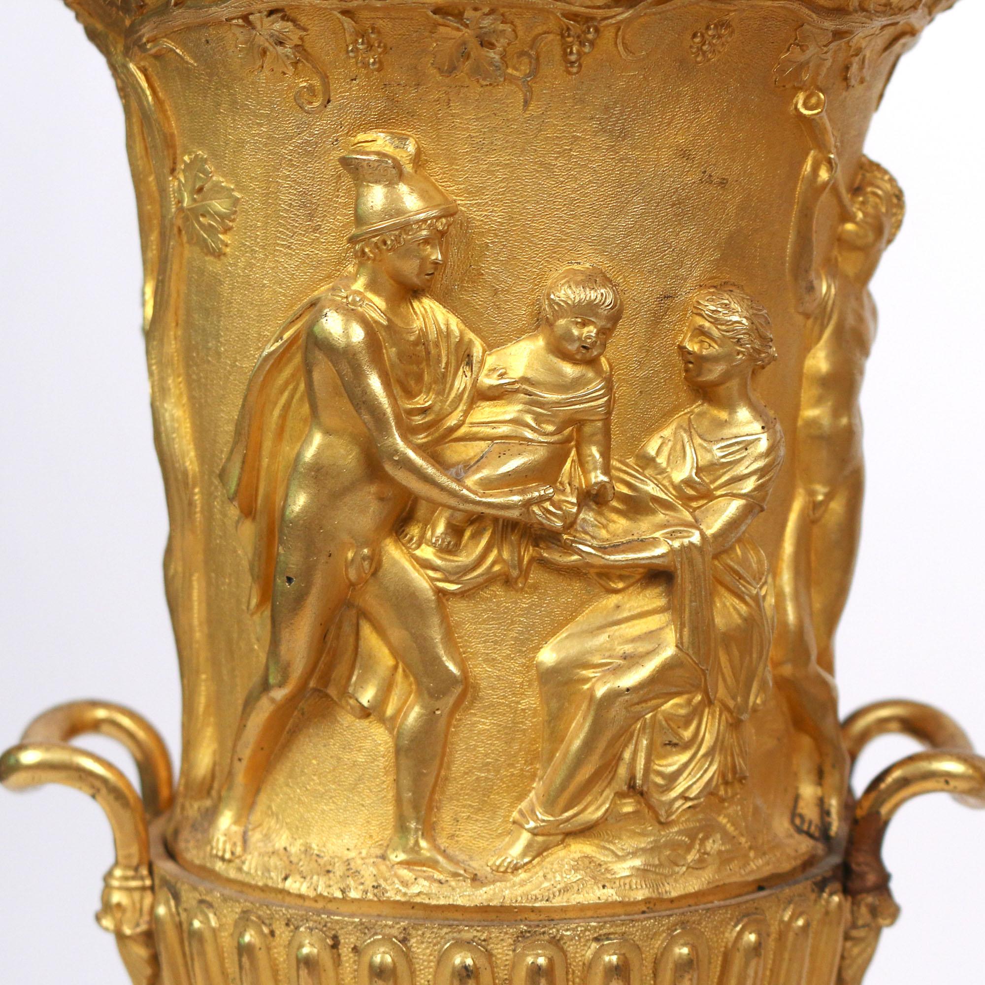 Coppia di urne neoclassiche in bronzo dorato di ottima qualità. 
La forma a campagna mostra figure impegnate in varie attività e montate su plinti di onice nero.

Origine: Francese. Data: XIX secolo. Dimensioni: 17 1/4 di pollice x 6 1/2 di