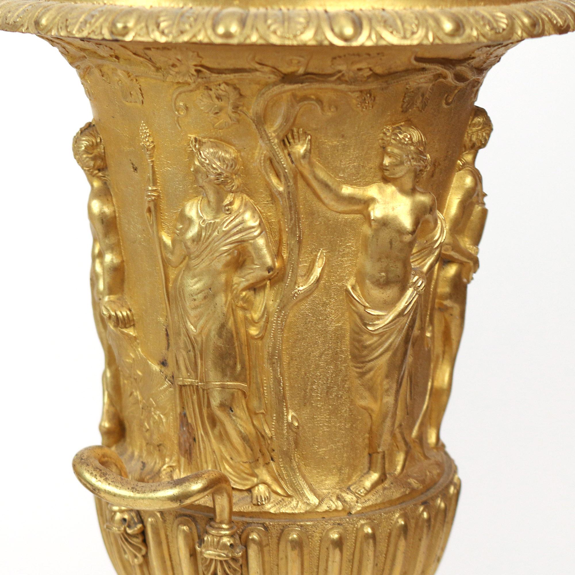 Francese Coppia di urne neoclassiche in bronzo dorato e onice nero del XIX secolo in vendita