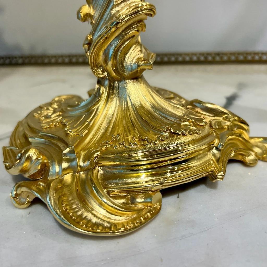Paar Kerzenständer aus vergoldeter Bronze des 19. Jahrhunderts nach einem Modell von Meissonnier  (Französisch) im Angebot