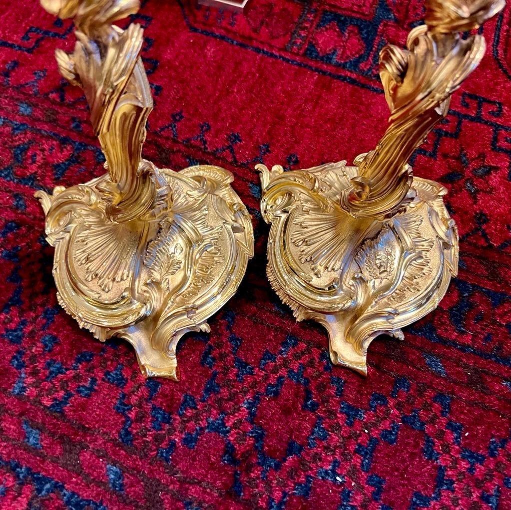 Paar Kerzenständer aus vergoldeter Bronze des 19. Jahrhunderts nach einem Modell von Meissonnier  (Vergoldet) im Angebot