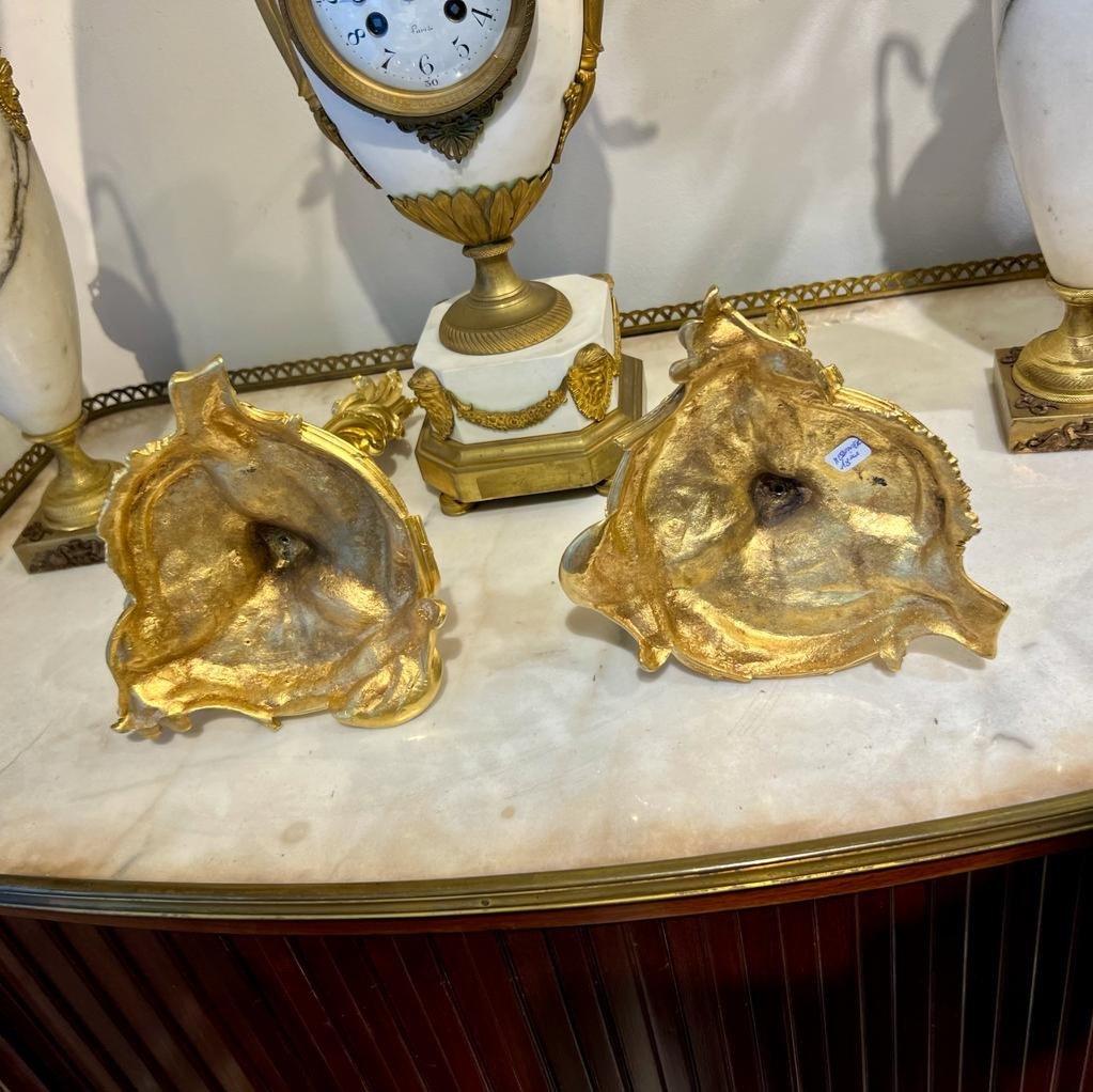 Paar Kerzenständer aus vergoldeter Bronze des 19. Jahrhunderts nach einem Modell von Meissonnier  im Zustand „Gut“ im Angebot in NICE, FR