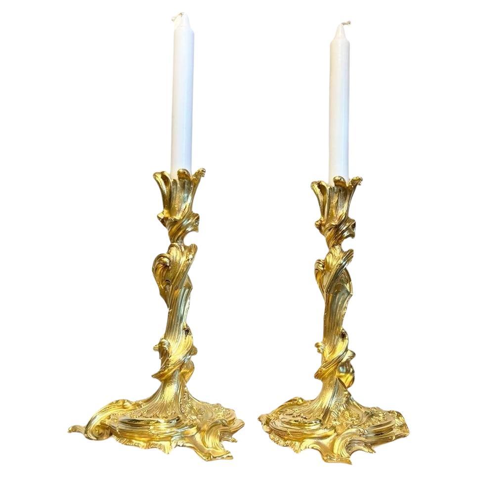 Paar Kerzenständer aus vergoldeter Bronze des 19. Jahrhunderts nach einem Modell von Meissonnier 