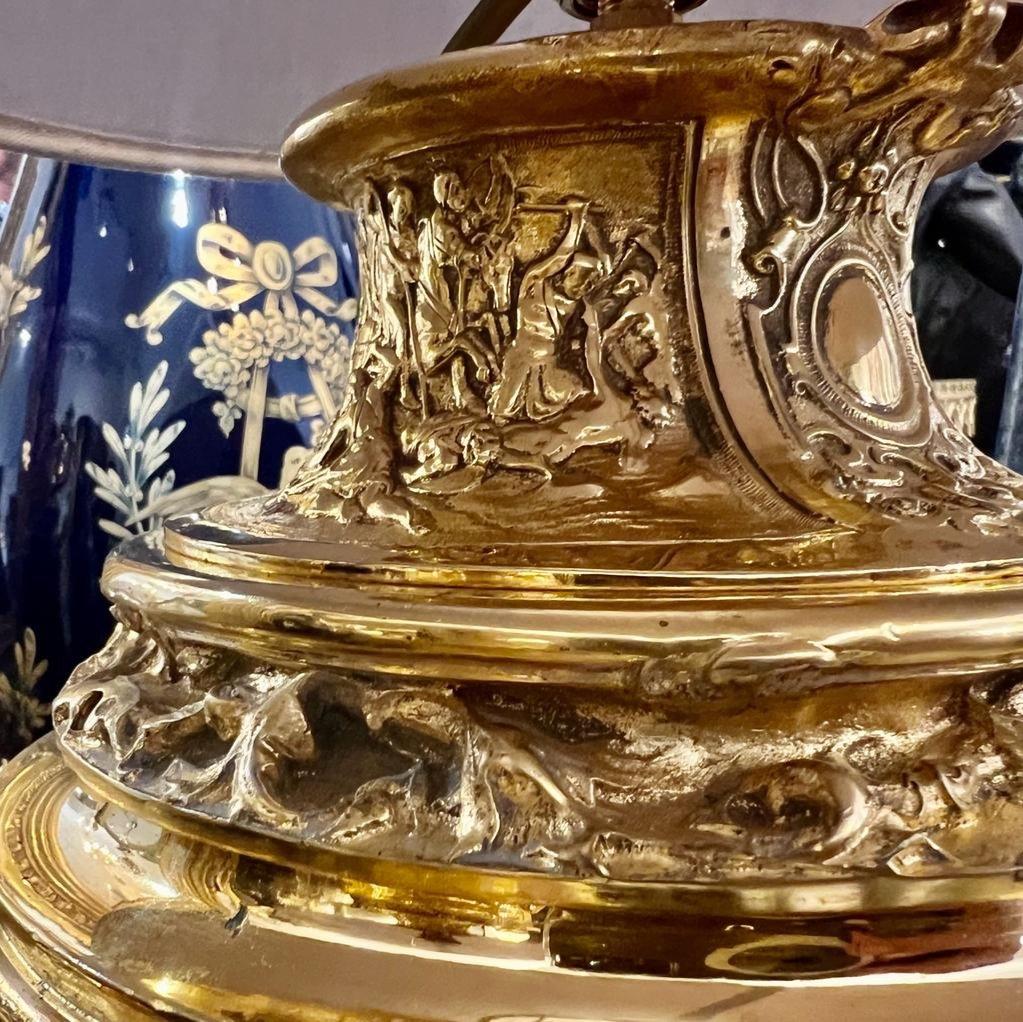 Doré Paire de lampes en bronze doré du 19e siècle avec bases en marbre griotte rouge en vente