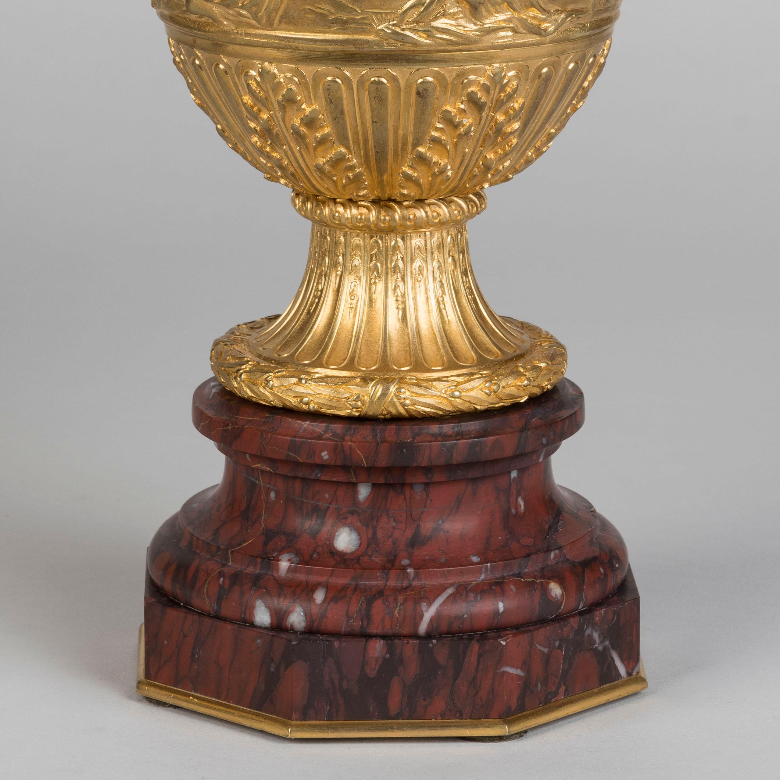 Paire de vases en bronze doré du 19e siècle Dessinés par Clodion Fait par Barbedienne Bon état - En vente à London, GB