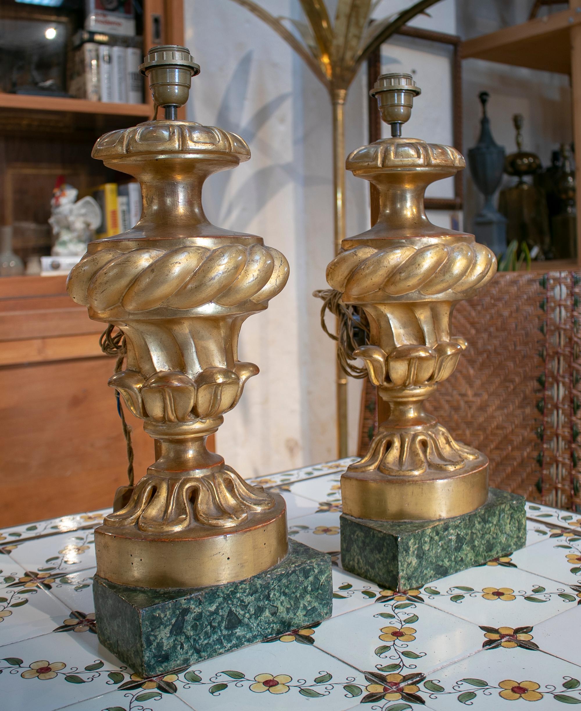 Spanish 19th Century Pair of Gold Gilt Wooden Table Lamps with Marbled Base