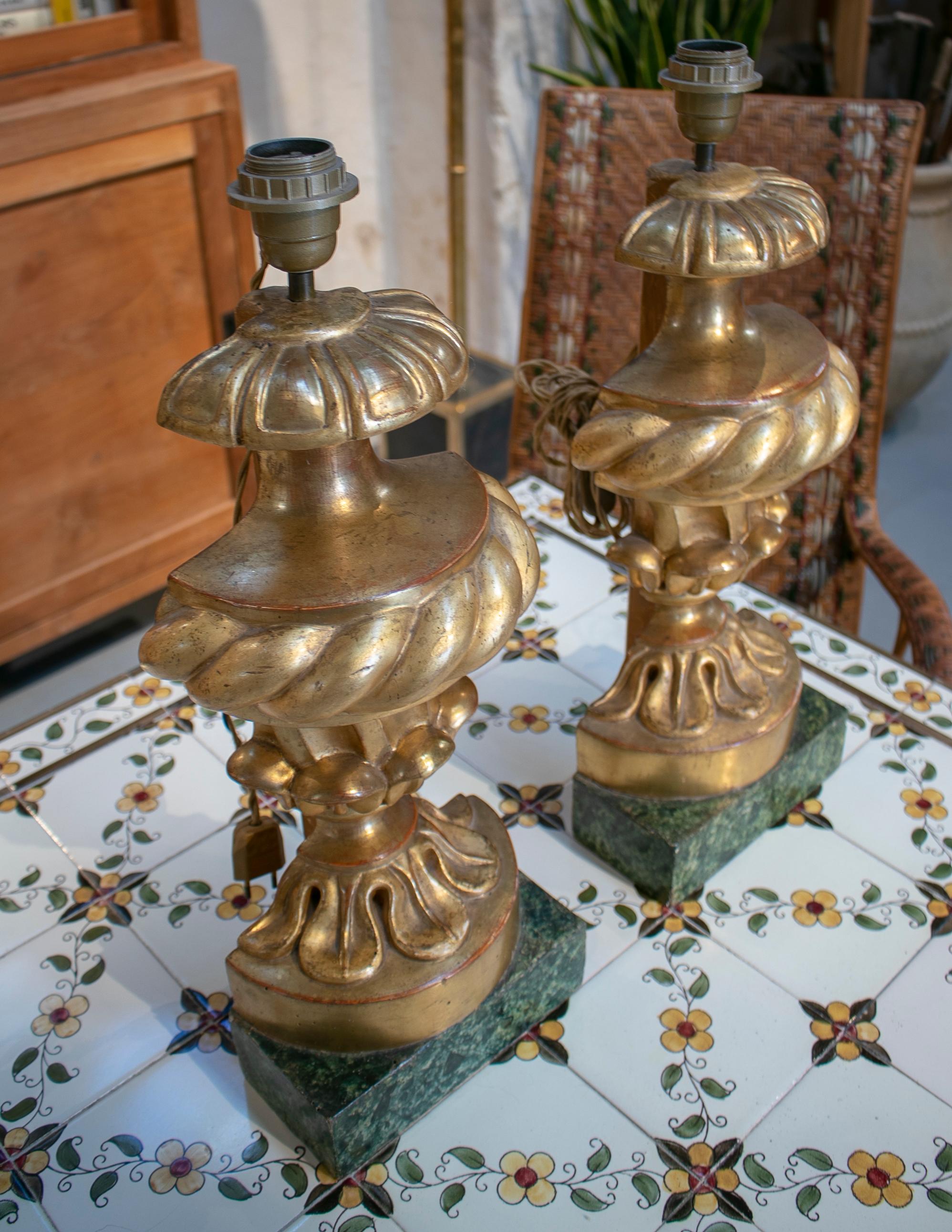 19th Century Pair of Gold Gilt Wooden Table Lamps with Marbled Base In Good Condition In Marbella, ES