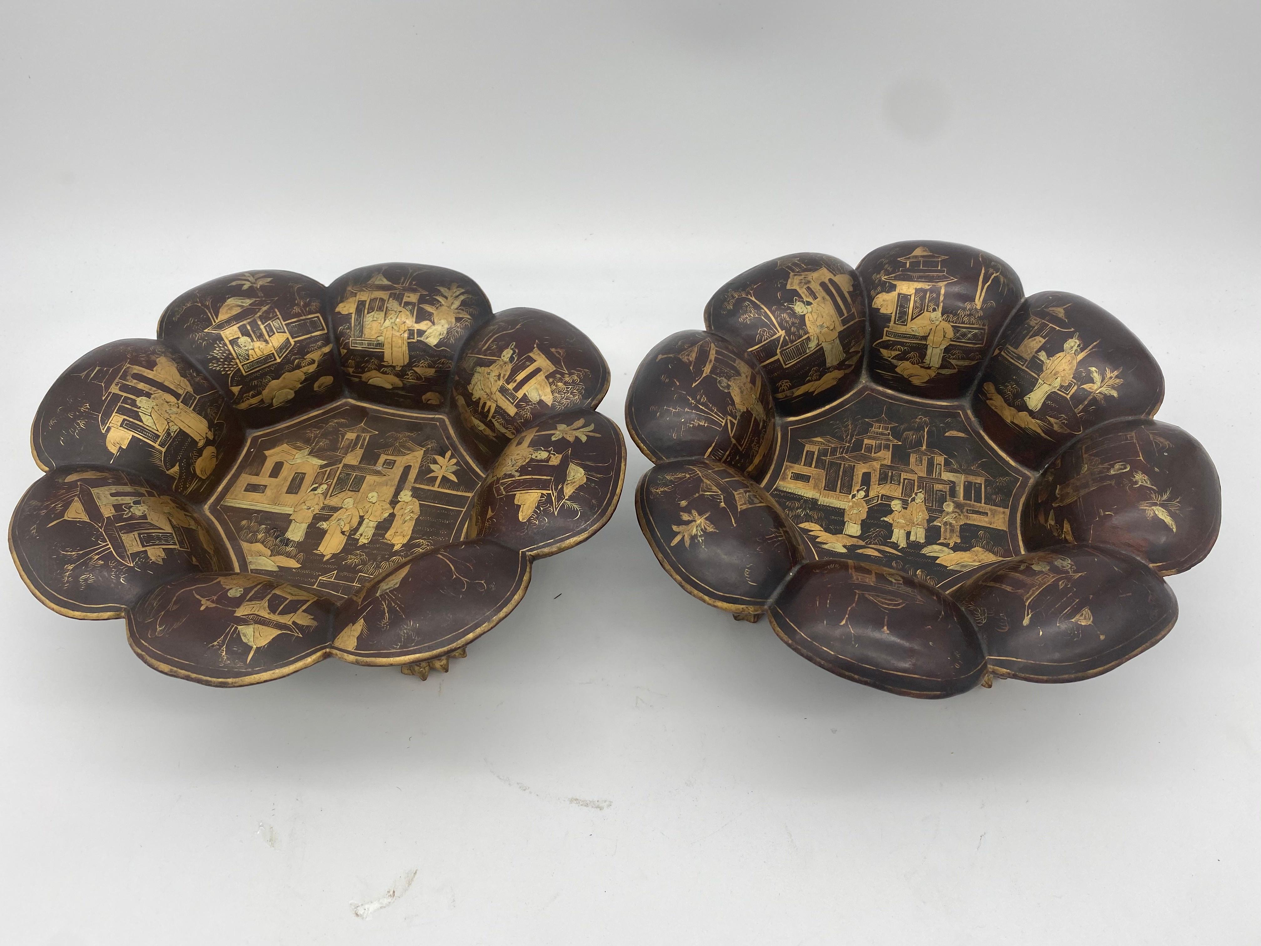 19th century a pair of lift-lid gilt-decorated golden black lacquer Chinese plates, very beautiful pieces. every plate with 4 golden feet.