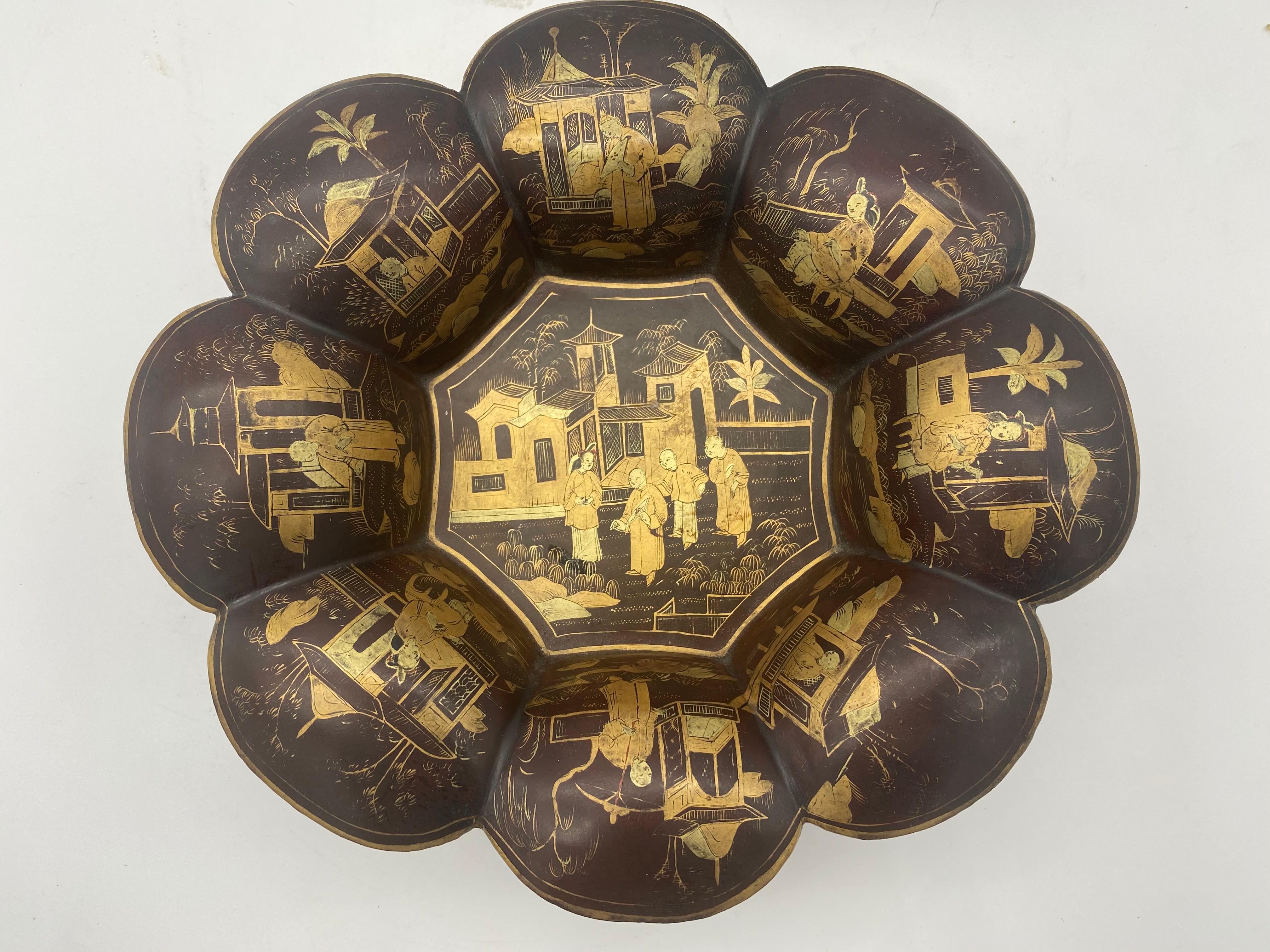 Hand-Carved 19th Century Pair of Golden Black Lacquer Chinese Plates For Sale