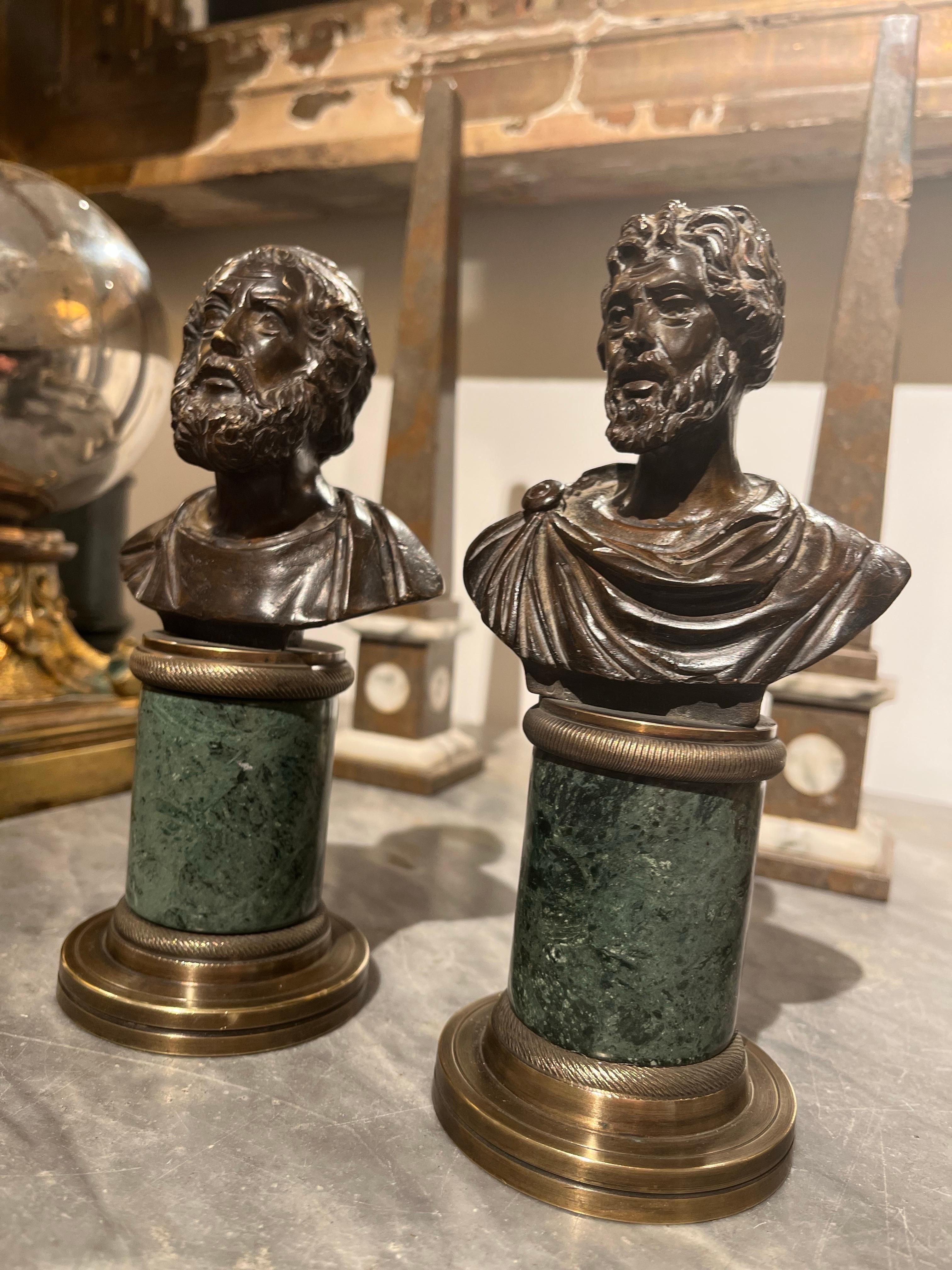 Coppia di busti italiani del Grand Tour, raffiguranti il filosofo greco Socrate e l'imperatore Settimio Severo, scolpiti in bronzo, con base in bronzo cesellato e colonna in marmo.