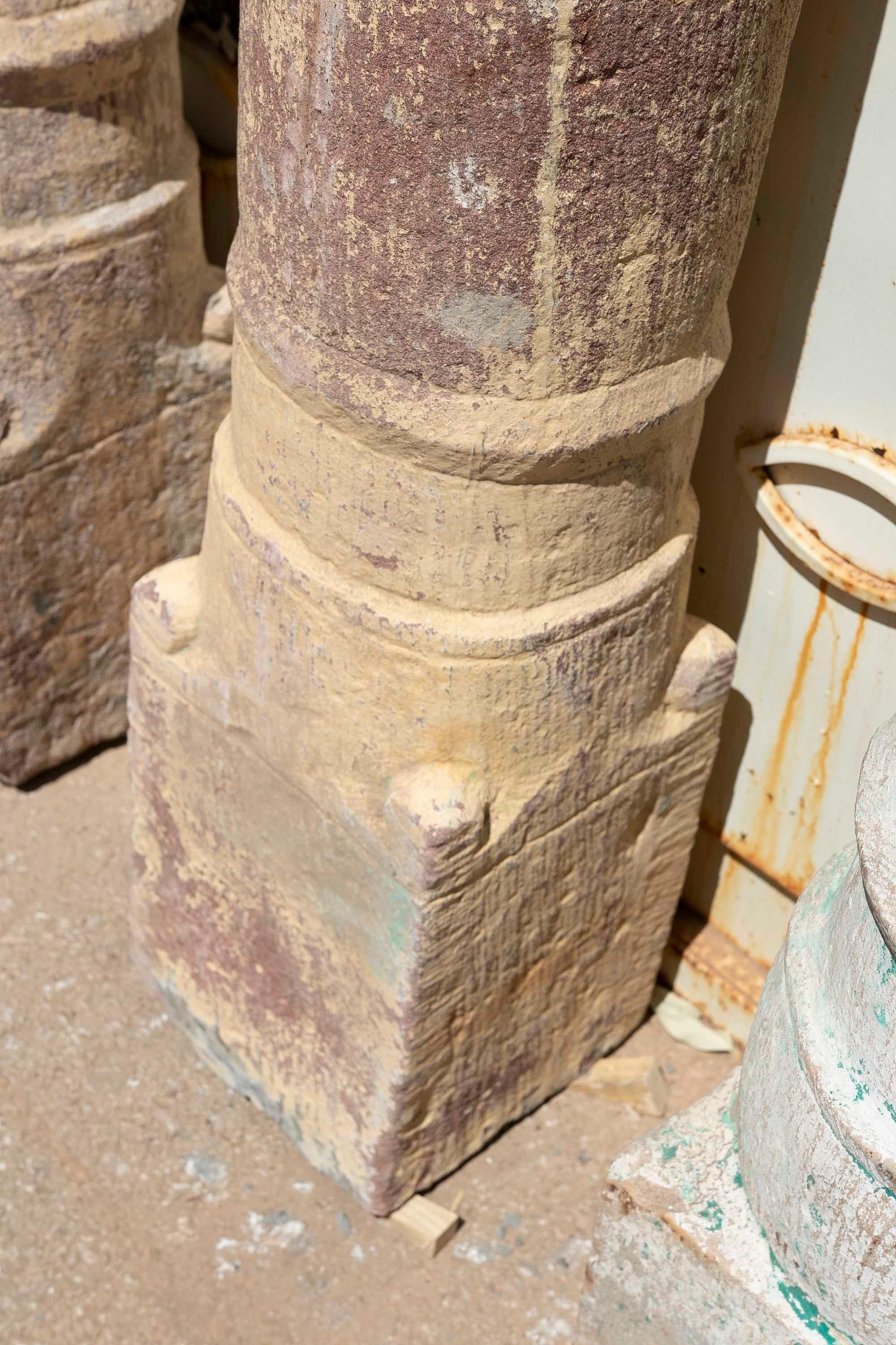 Paire de colonnes en pierre sculptées à la main du 19e siècle en vente 4
