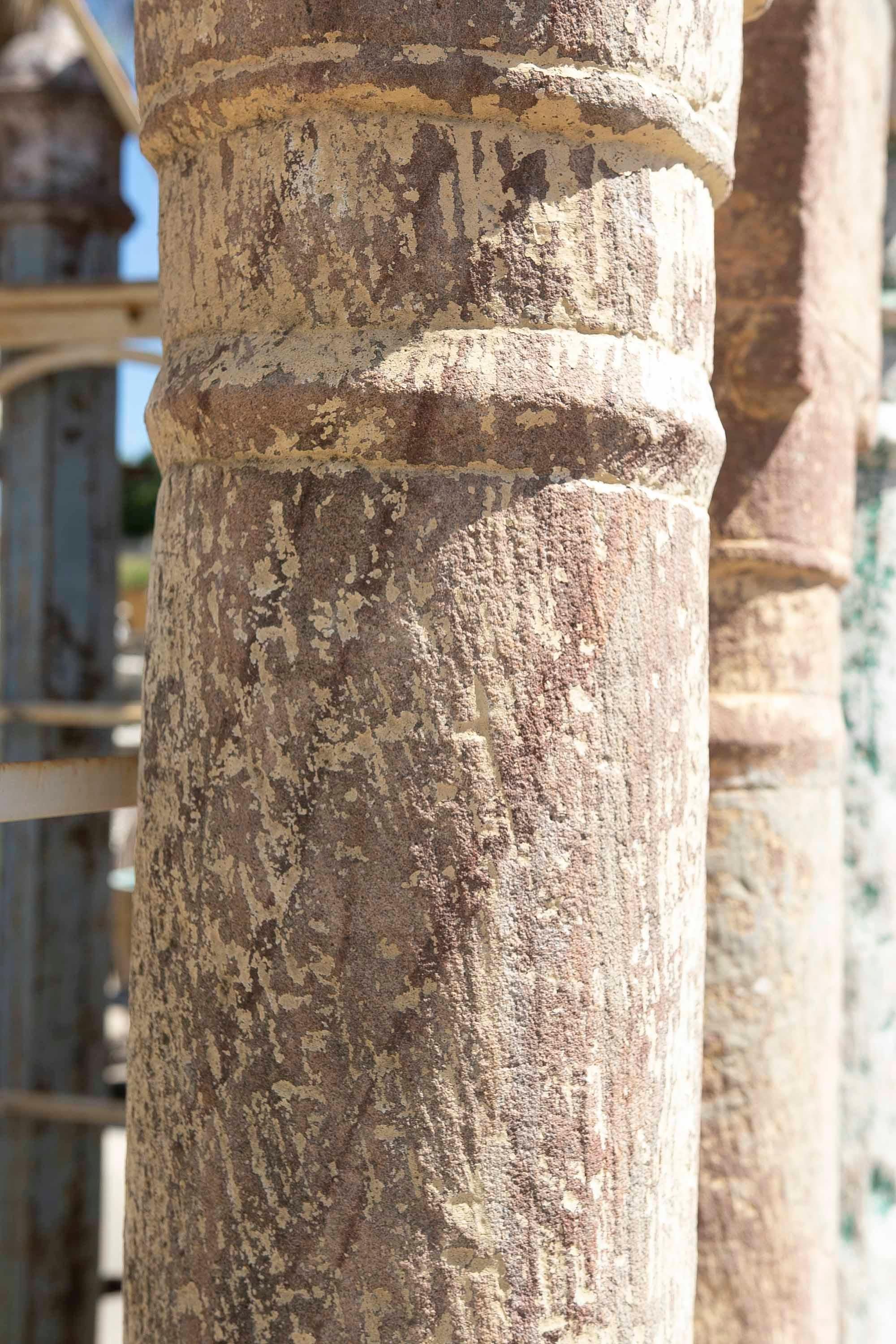 Paire de colonnes en pierre sculptées à la main du 19e siècle en vente 9