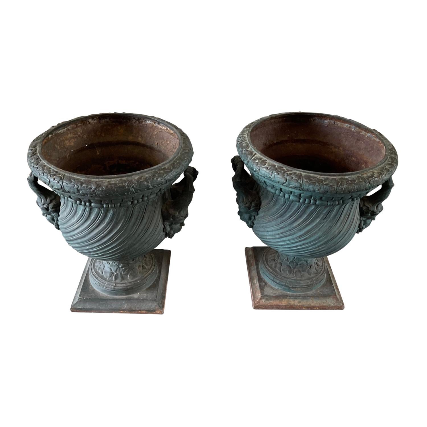 Ein Paar Ile de France-Urnen aus dem 19. Jahrhundert – antike französische Pflanzgefäße aus Gusseisen (Französisch) im Angebot