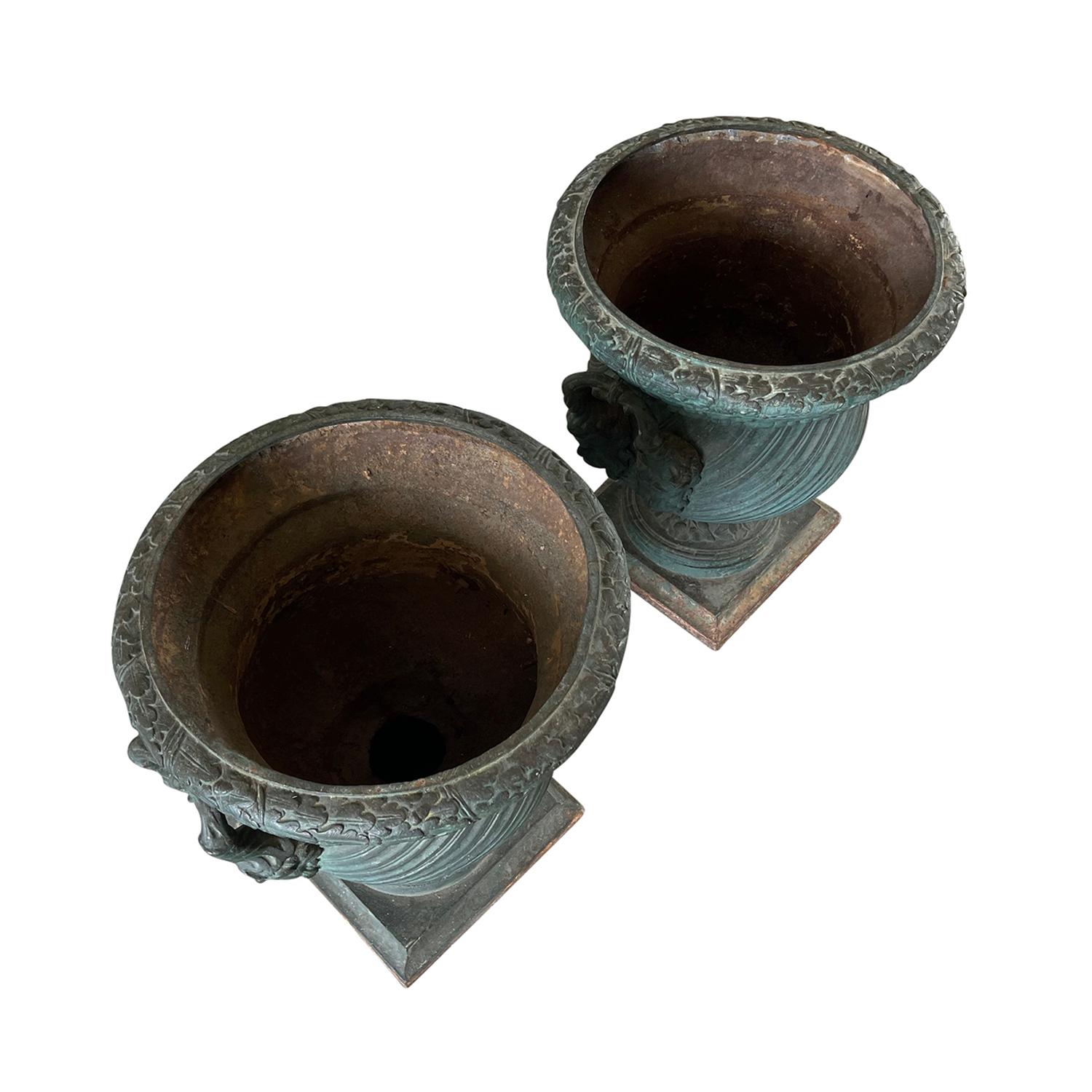 Ein Paar Ile de France-Urnen aus dem 19. Jahrhundert – antike französische Pflanzgefäße aus Gusseisen (Metall) im Angebot