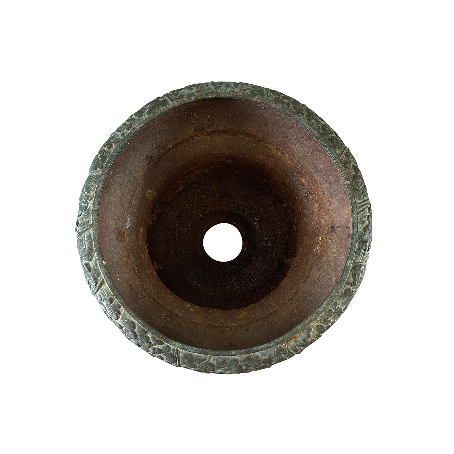 Ein Paar Ile de France-Urnen aus dem 19. Jahrhundert – antike französische Pflanzgefäße aus Gusseisen im Angebot 2