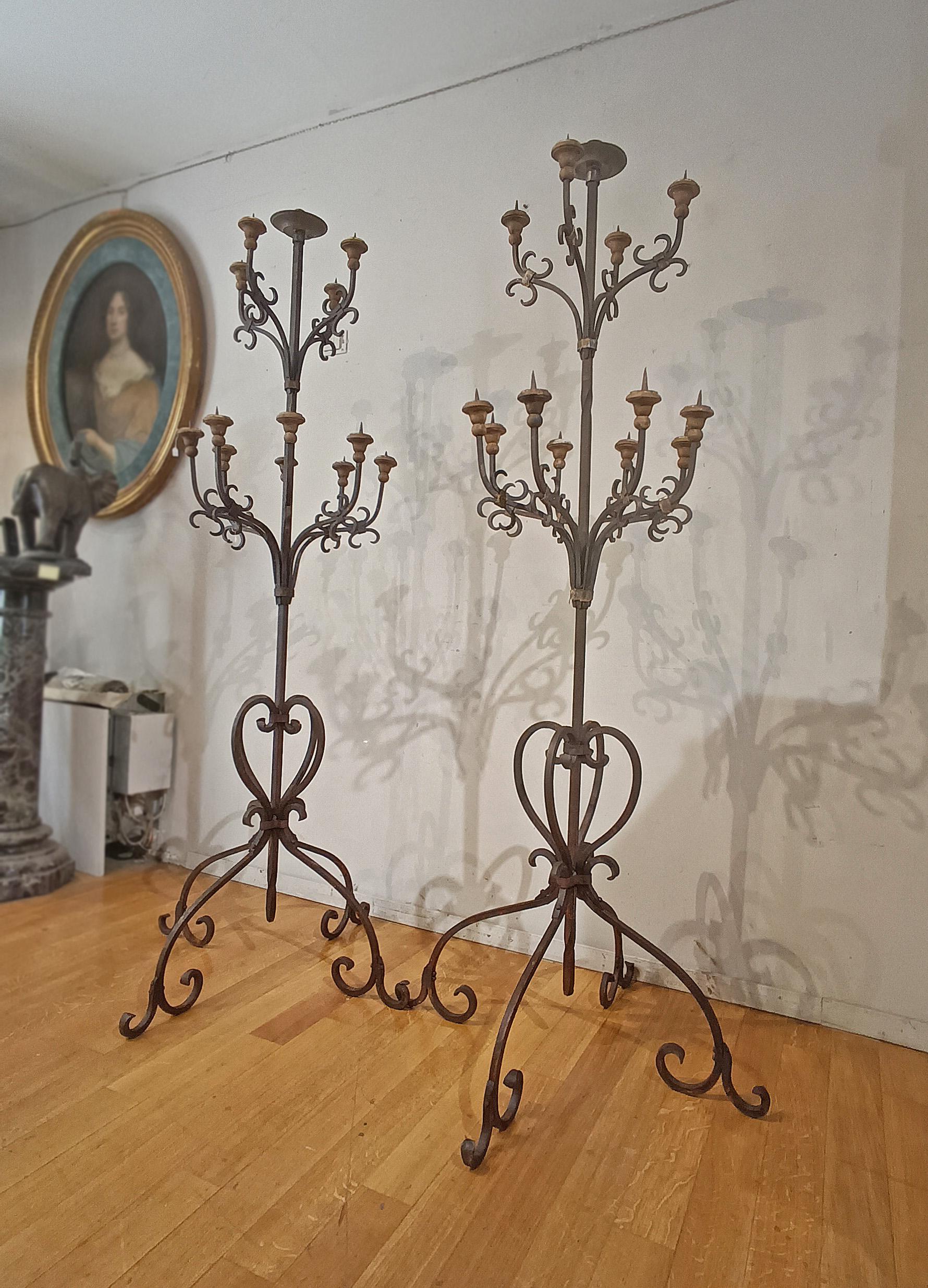 19th CENTURY PAIR OF IRON TORCHES in vendita 3