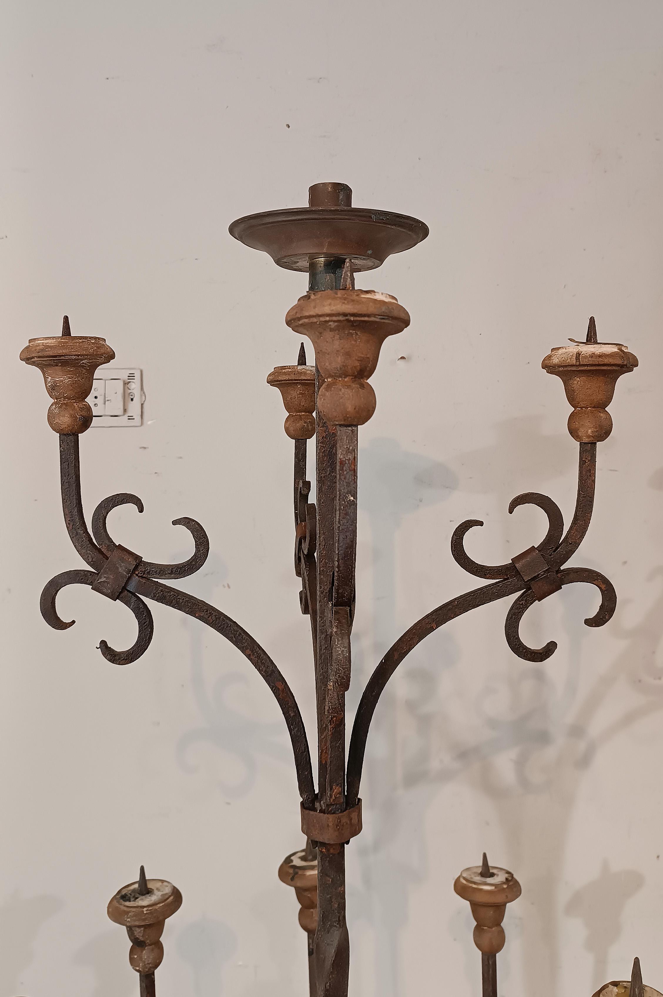 19th CENTURY PAIR OF IRON TORCHES in vendita 4