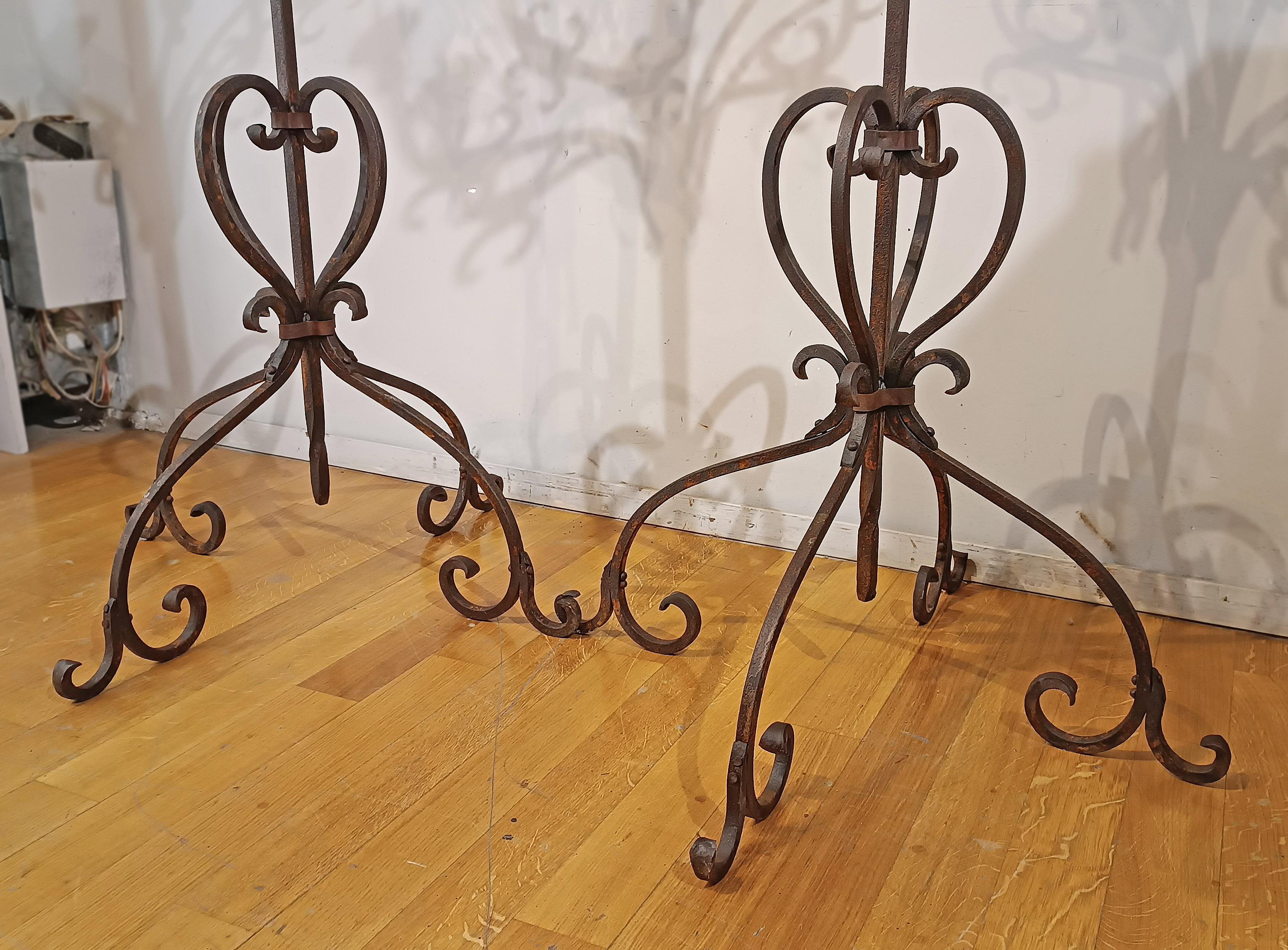 19th CENTURY PAIR OF IRON TORCHES In condizioni buone in vendita a Firenze, FI