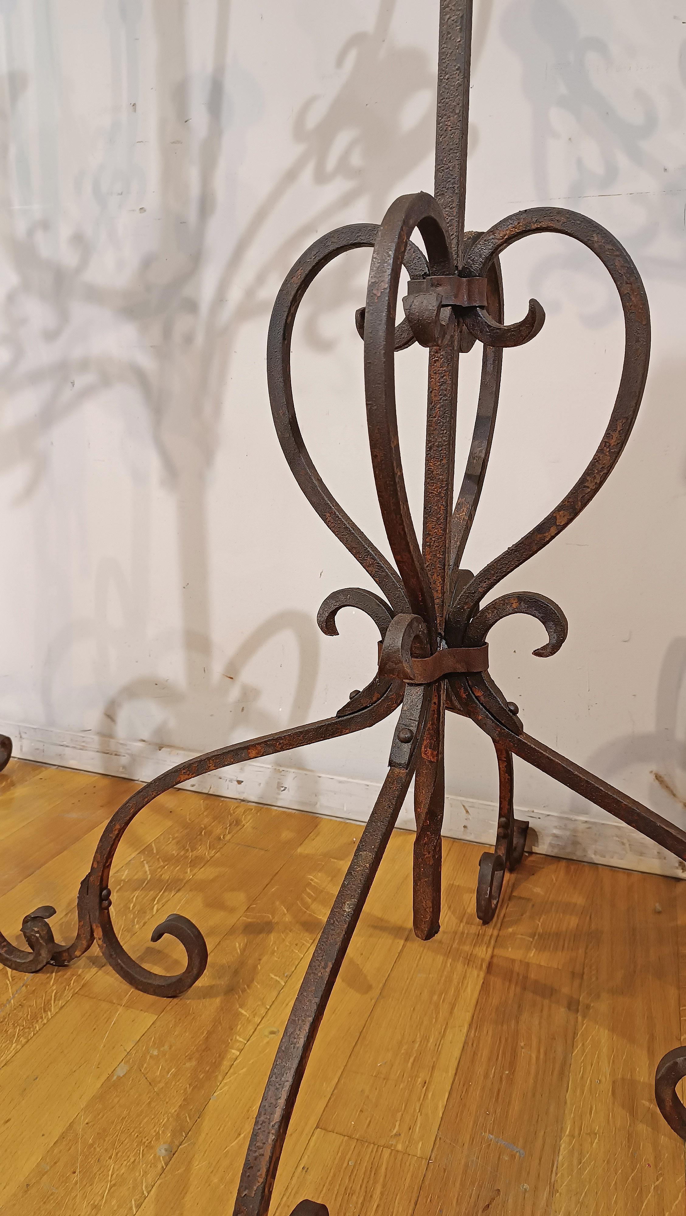 Ferro 19th CENTURY PAIR OF IRON TORCHES in vendita