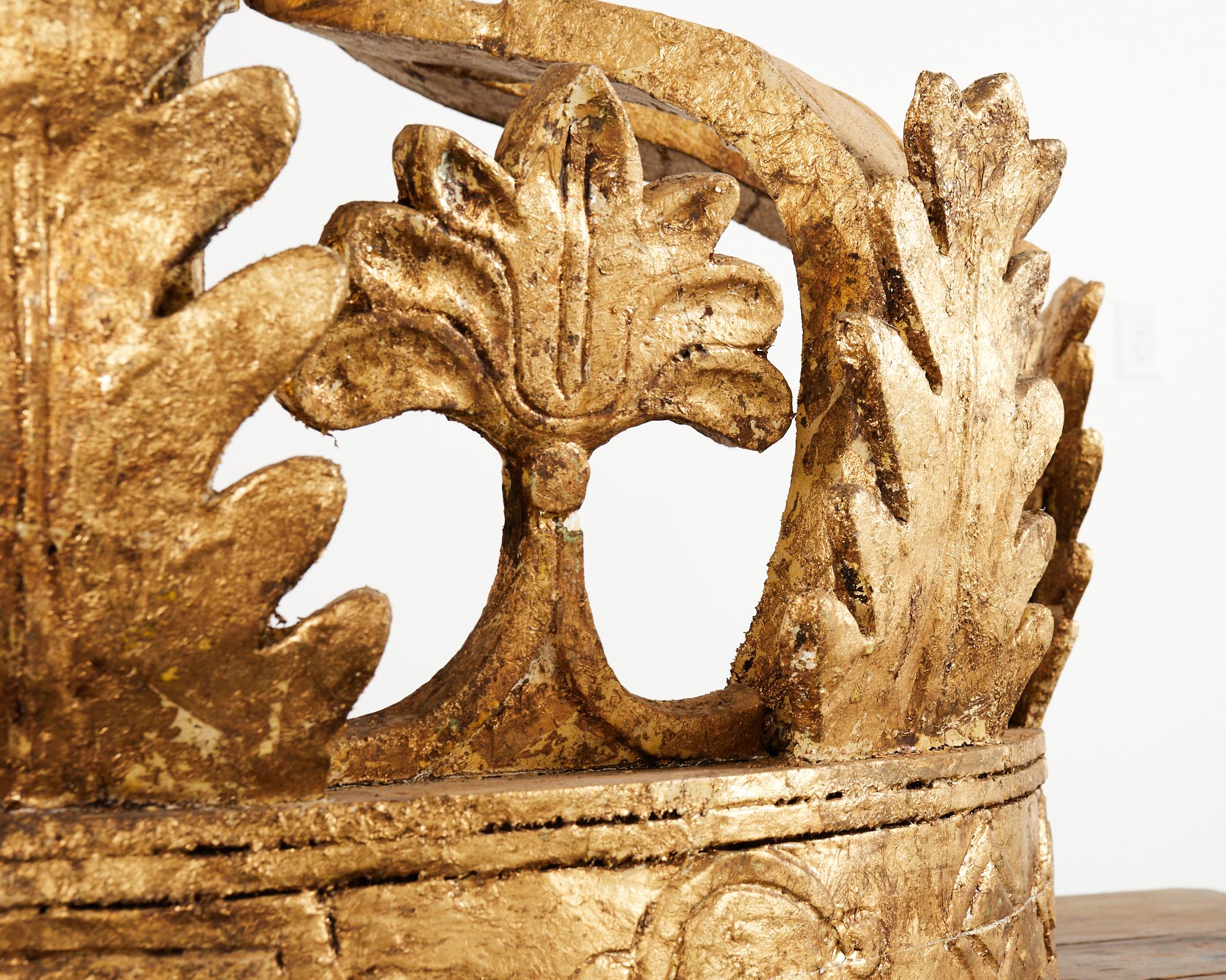 Paire de couronnes de lit italiennes de style baroque en bois doré du 19ème siècle en vente 3