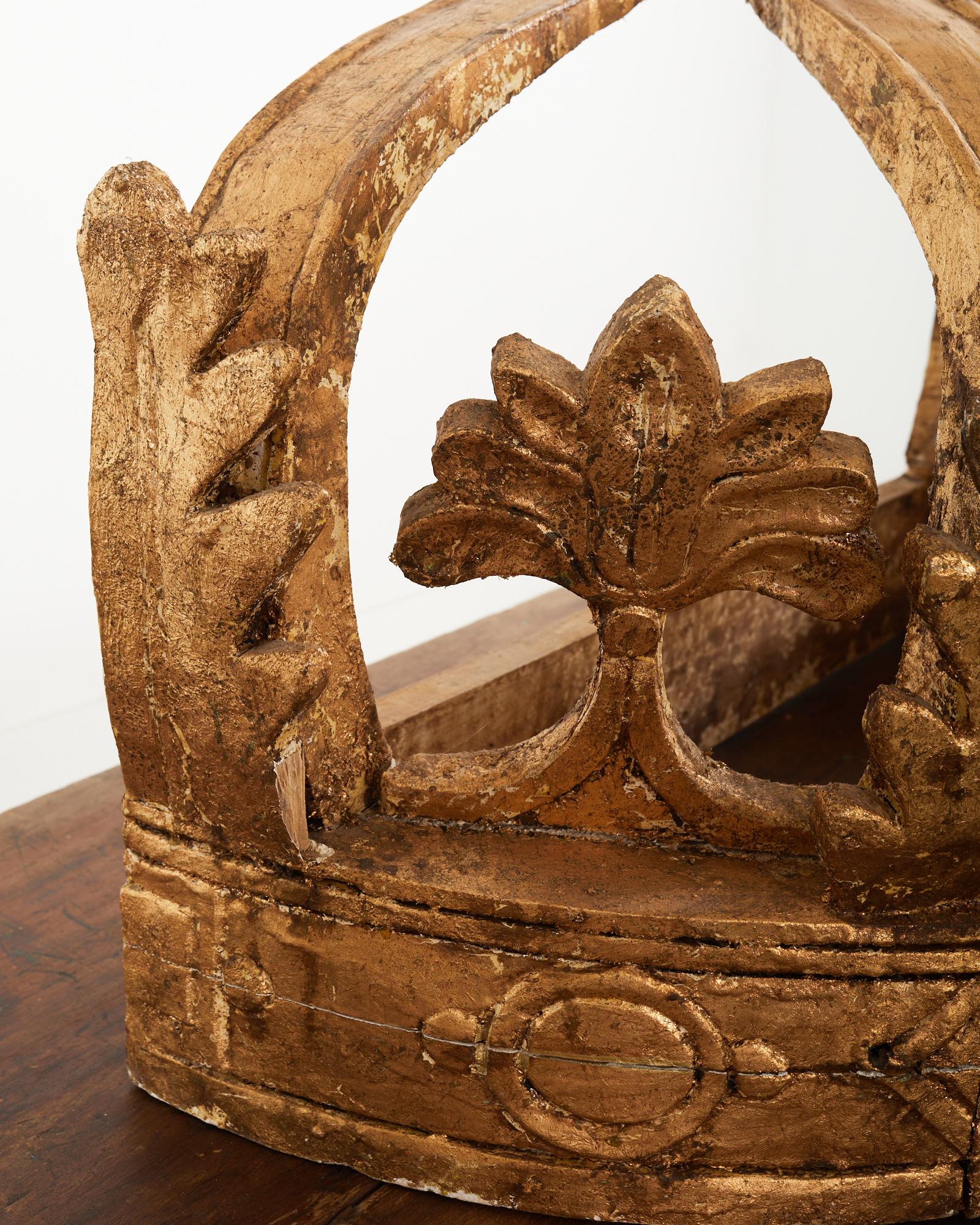 Paire de couronnes de lit italiennes de style baroque en bois doré du 19ème siècle en vente 5