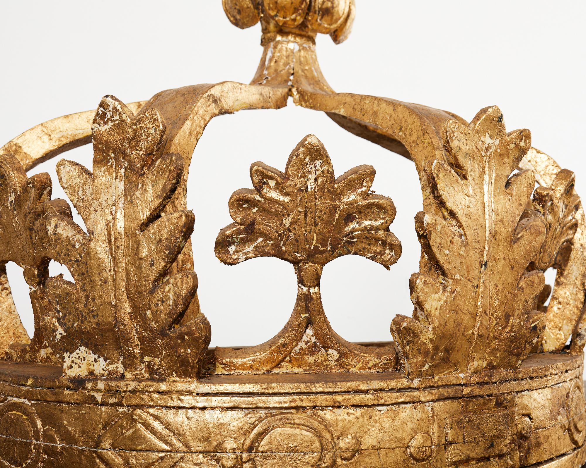 Paire de couronnes de lit italiennes de style baroque en bois doré du 19ème siècle en vente 9