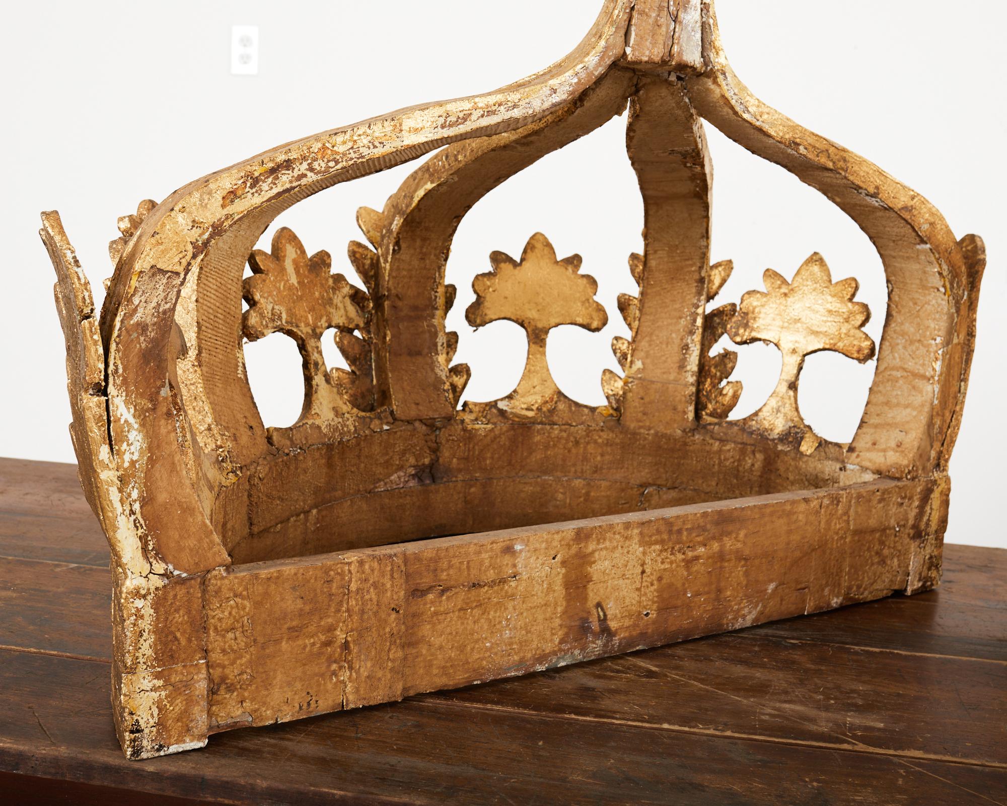Paire de couronnes de lit italiennes de style baroque en bois doré du 19ème siècle en vente 10