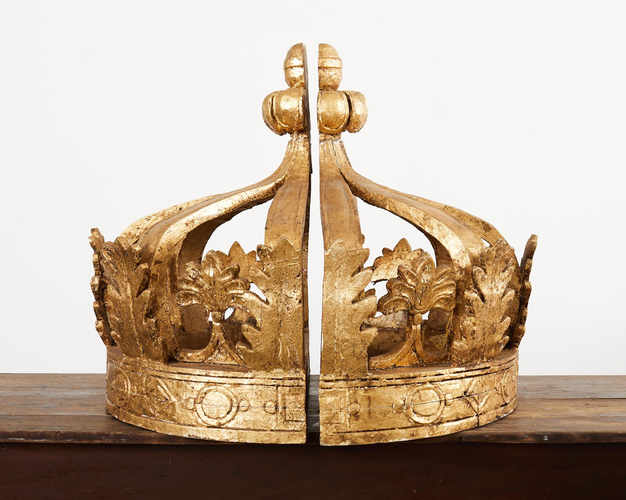 Paire de couronnes de lit italiennes de style baroque en bois doré du 19ème siècle en vente 12
