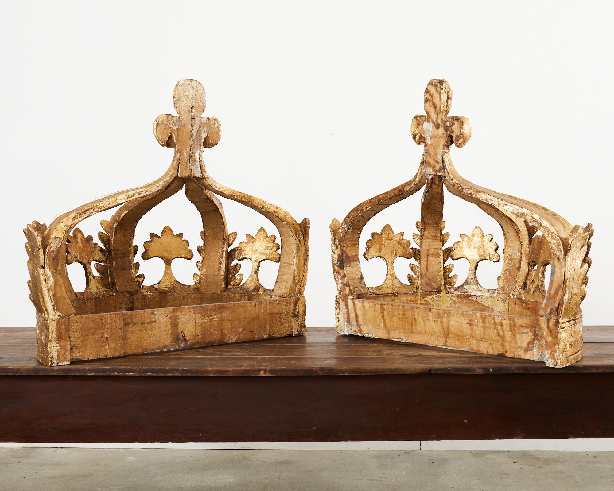 Paire de couronnes de lit italiennes de style baroque en bois doré du 19ème siècle en vente 13