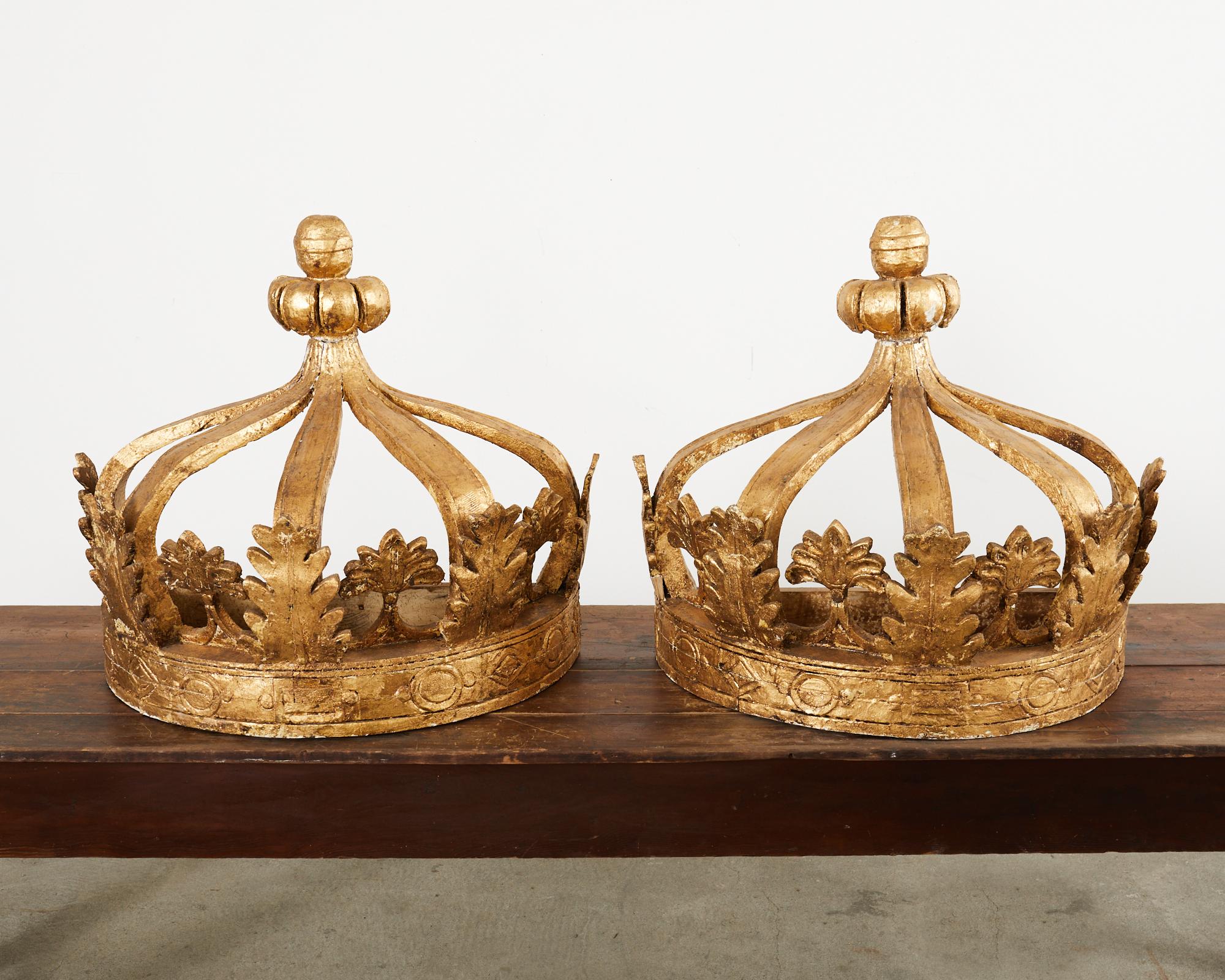 Baroque Paire de couronnes de lit italiennes de style baroque en bois doré du 19ème siècle en vente