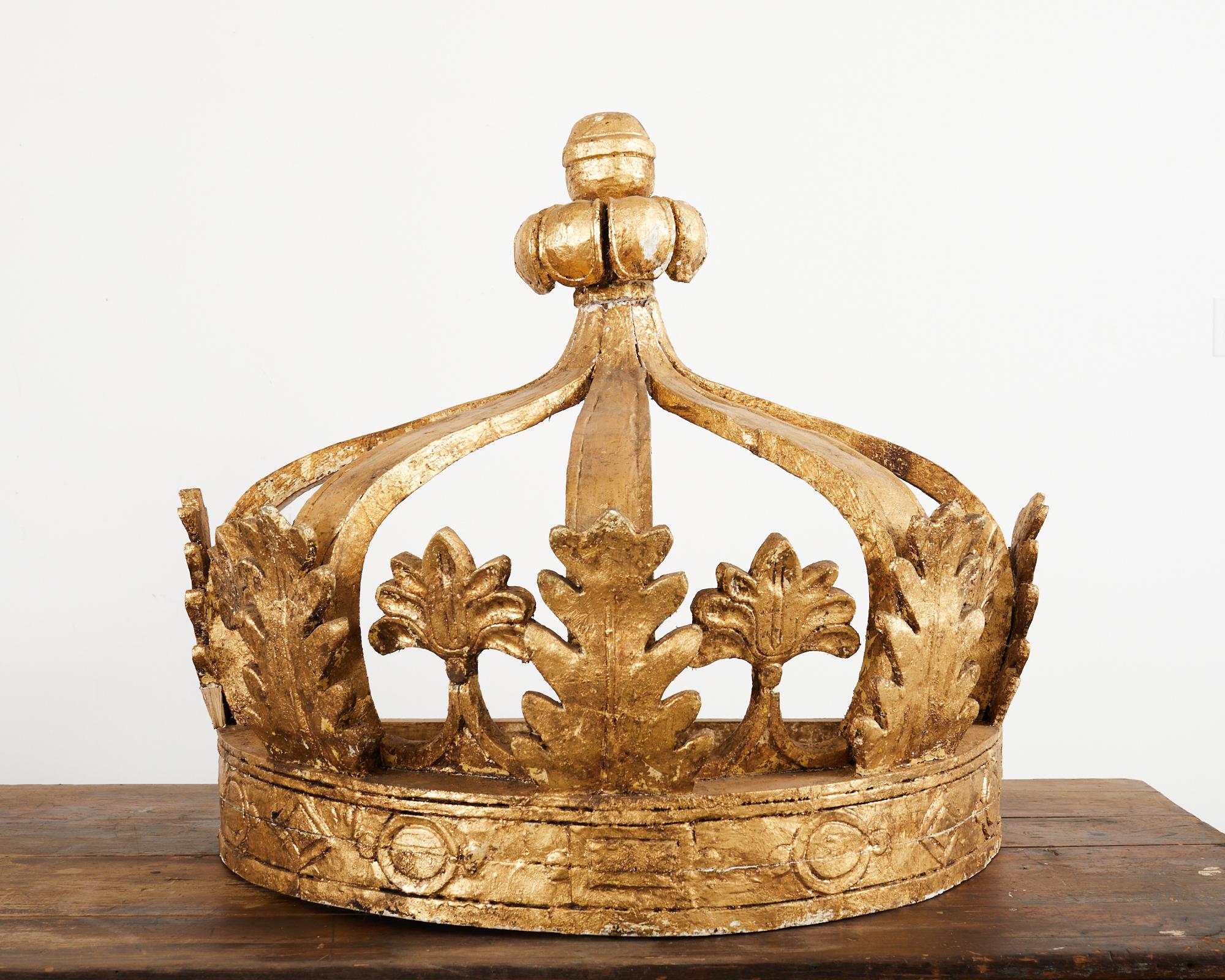 Fait main Paire de couronnes de lit italiennes de style baroque en bois doré du 19ème siècle en vente